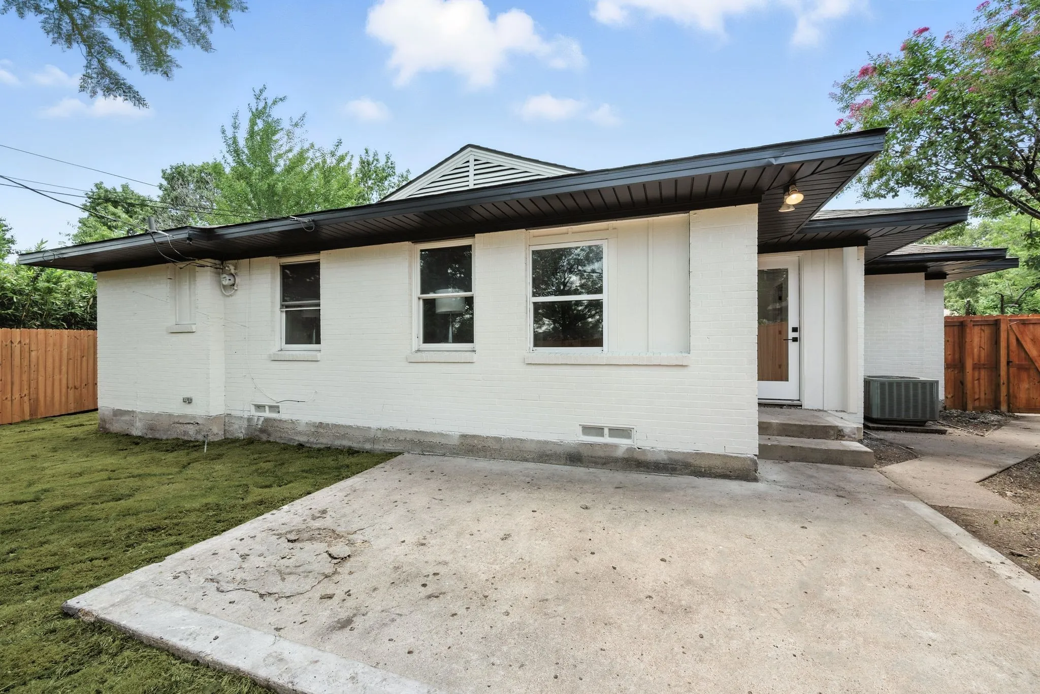 Single Family Residence For Sale in Dallas County , 9916 Cloister Drive, Dallas, Texas 75228, 3 Bedroom, 2 Bathroom, 2 Garage spaces, 1,580 Sqft, built in 1955, mls#21376968, Real Estate Agent in Dallas, Homes For Sale in Dallas county, Homes For Sale in Dallas, Realtor in Dallas Texas, Real Estate Brokerage Independent Realty Texas, Luminita Cordes Realtor