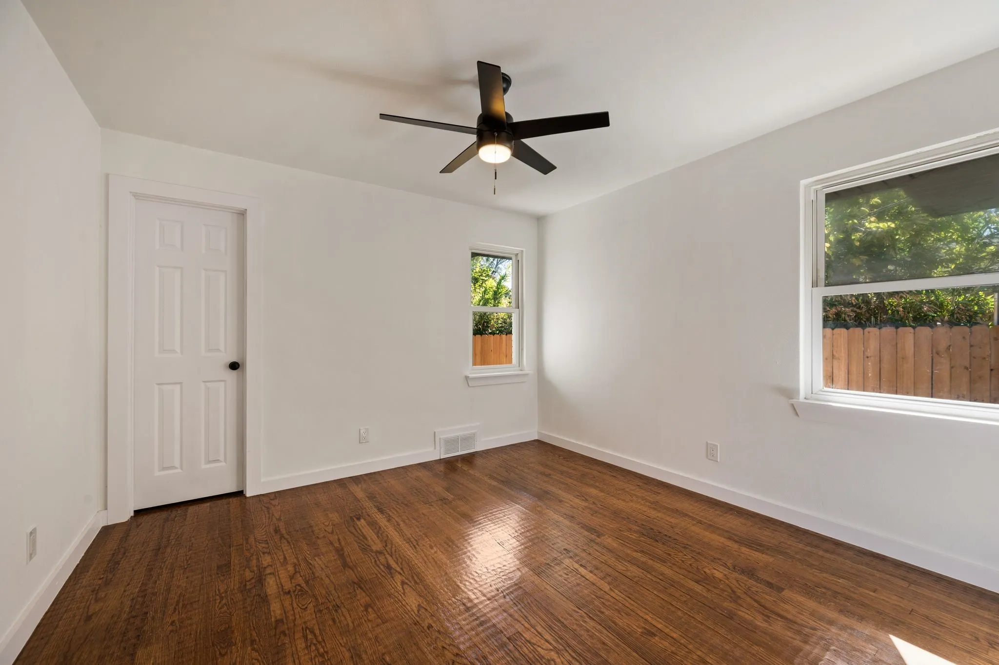 Single Family Residence For Sale in Dallas County , 9916 Cloister Drive, Dallas, Texas 75228, 3 Bedroom, 2 Bathroom, 2 Garage spaces, 1,580 Sqft, built in 1955, mls#21376968, Real Estate Agent in Dallas, Homes For Sale in Dallas county, Homes For Sale in Dallas, Realtor in Dallas Texas, Real Estate Brokerage Independent Realty Texas, Luminita Cordes Realtor