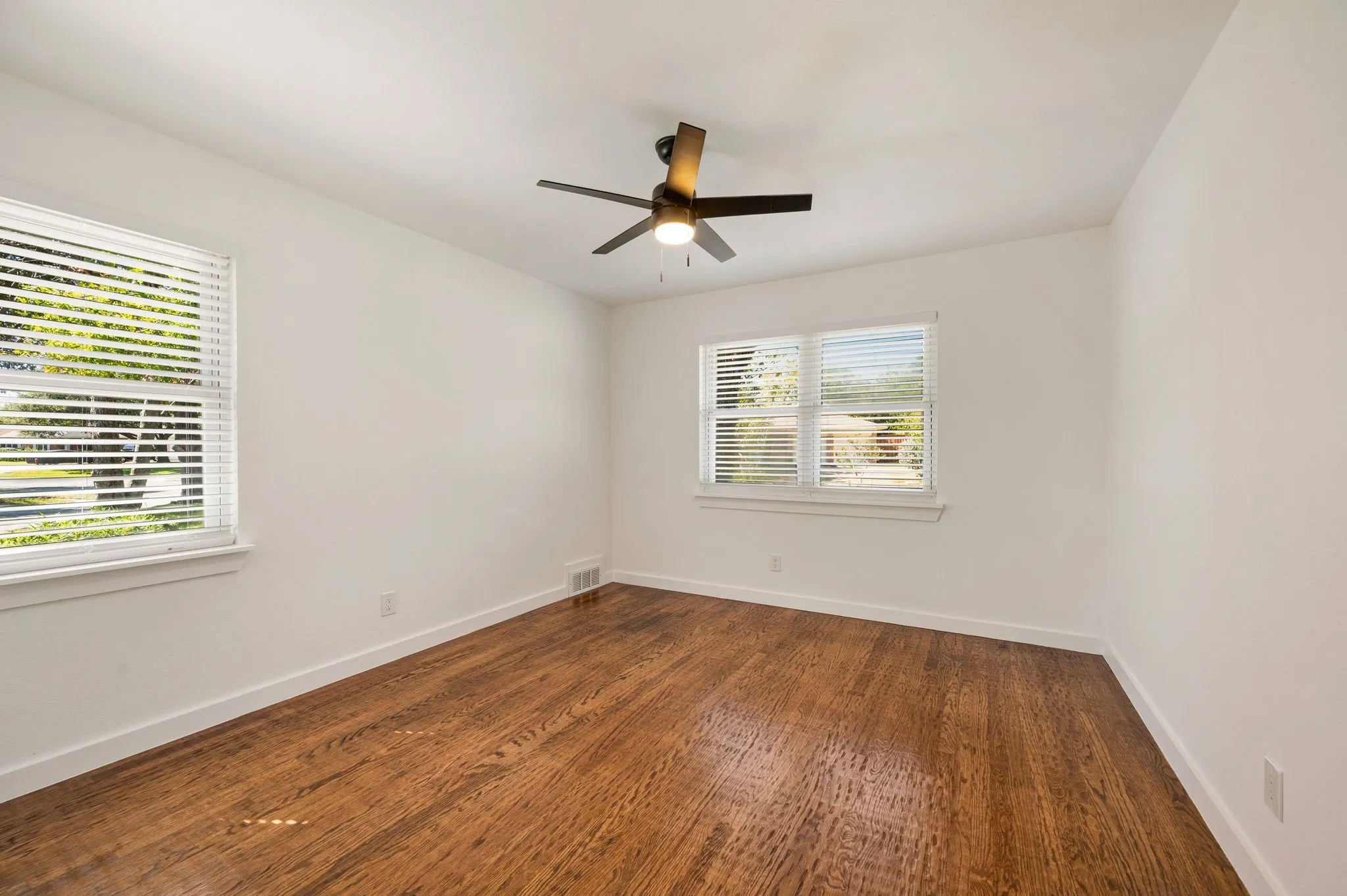 Single Family Residence For Sale in Dallas County , 9916 Cloister Drive, Dallas, Texas 75228, 3 Bedroom, 2 Bathroom, 2 Garage spaces, 1,580 Sqft, built in 1955, mls#21376968, Real Estate Agent in Dallas, Homes For Sale in Dallas county, Homes For Sale in Dallas, Realtor in Dallas Texas, Real Estate Brokerage Independent Realty Texas, Luminita Cordes Realtor
