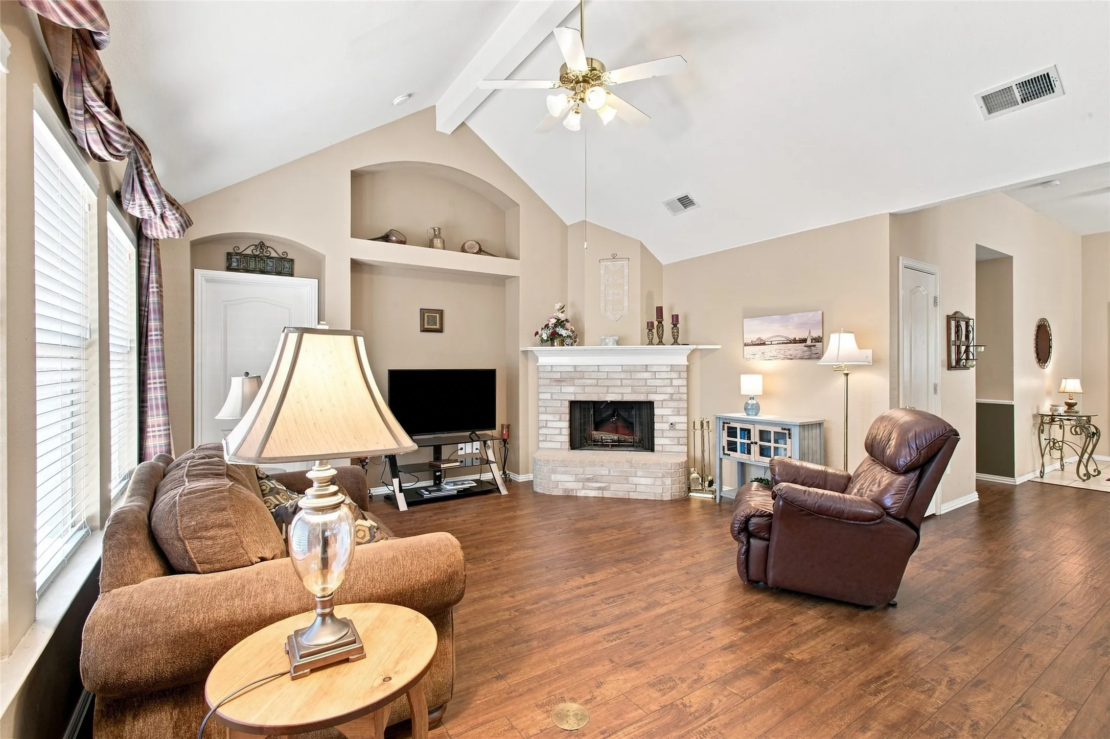 Single Family Residence For Sale in Dallas County , 1230 Tralee Lane, Garland, Texas 75044, 4 Bedroom, 2 Bathroom, 2 Garage spaces, 2,078 Sqft, built in 1998, mls#21376023, Real Estate Agent in Garland, Homes For Sale in Dallas county, Homes For Sale in Garland, Realtor in Garland Texas, Real Estate Brokerage Independent Realty Texas, Luminita Cordes Realtor