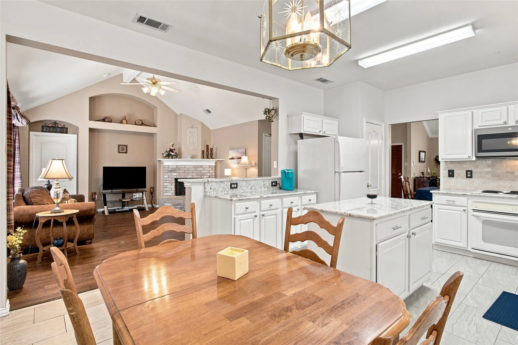 Single Family Residence For Sale in Dallas County , 1230 Tralee Lane, Garland, Texas 75044, 4 Bedroom, 2 Bathroom, 2 Garage spaces, 2,078 Sqft, built in 1998, mls#21376023, Real Estate Agent in Garland, Homes For Sale in Dallas county, Homes For Sale in Garland, Realtor in Garland Texas, Real Estate Brokerage Independent Realty Texas, Luminita Cordes Realtor