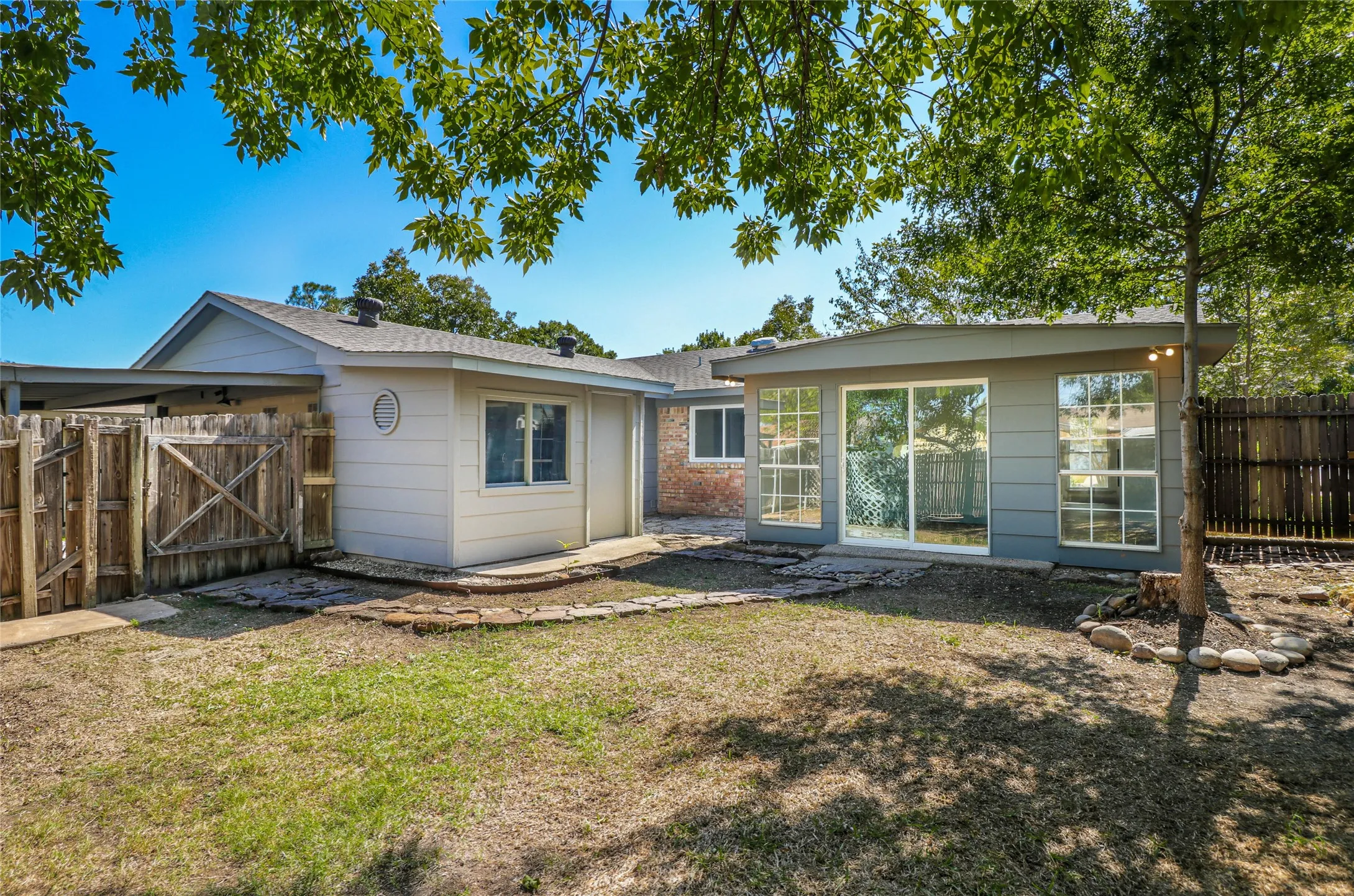 Single Family Residence For Sale in Dallas County , 2105 Tiehack Lane, Garland, Texas 75044, 3 Bedroom, 2 Bathroom, 2 Garage spaces, 1,424 Sqft, built in 1972, mls#21376971, Real Estate Agent in Garland, Homes For Sale in Dallas county, Homes For Sale in Garland, Realtor in Garland Texas, Real Estate Brokerage Independent Realty Texas, Luminita Cordes Realtor