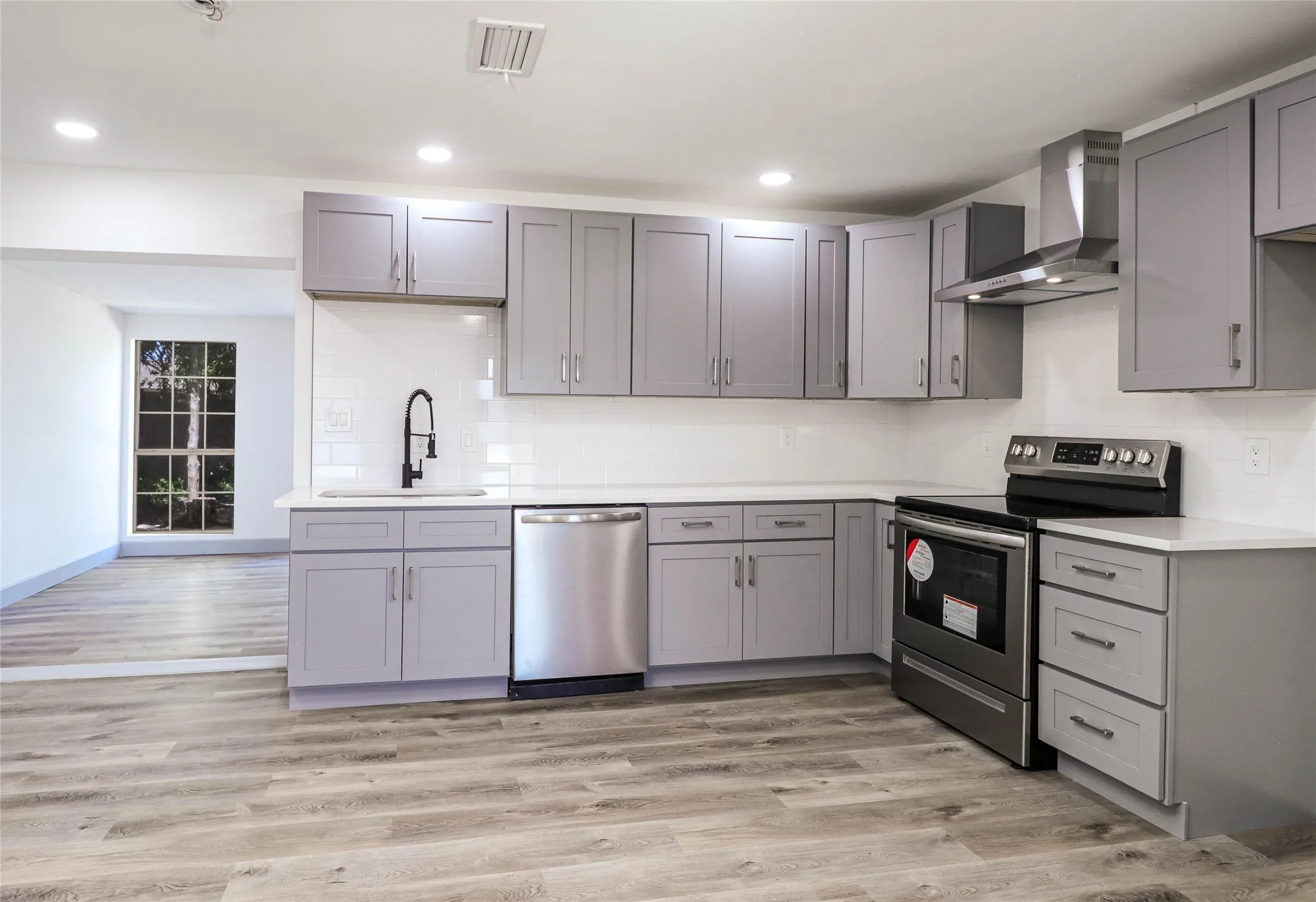 Single Family Residence For Sale in Dallas County , 2105 Tiehack Lane, Garland, Texas 75044, 3 Bedroom, 2 Bathroom, 2 Garage spaces, 1,424 Sqft, built in 1972, mls#21376971, Real Estate Agent in Garland, Homes For Sale in Dallas county, Homes For Sale in Garland, Realtor in Garland Texas, Real Estate Brokerage Independent Realty Texas, Luminita Cordes Realtor