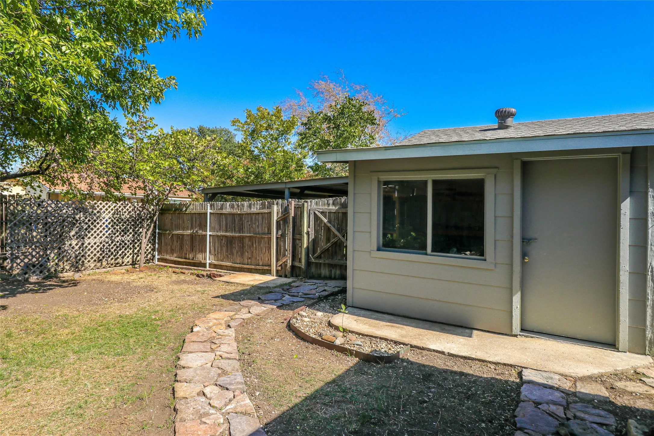 Single Family Residence For Sale in Dallas County , 2105 Tiehack Lane, Garland, Texas 75044, 3 Bedroom, 2 Bathroom, 2 Garage spaces, 1,424 Sqft, built in 1972, mls#21376971, Real Estate Agent in Garland, Homes For Sale in Dallas county, Homes For Sale in Garland, Realtor in Garland Texas, Real Estate Brokerage Independent Realty Texas, Luminita Cordes Realtor