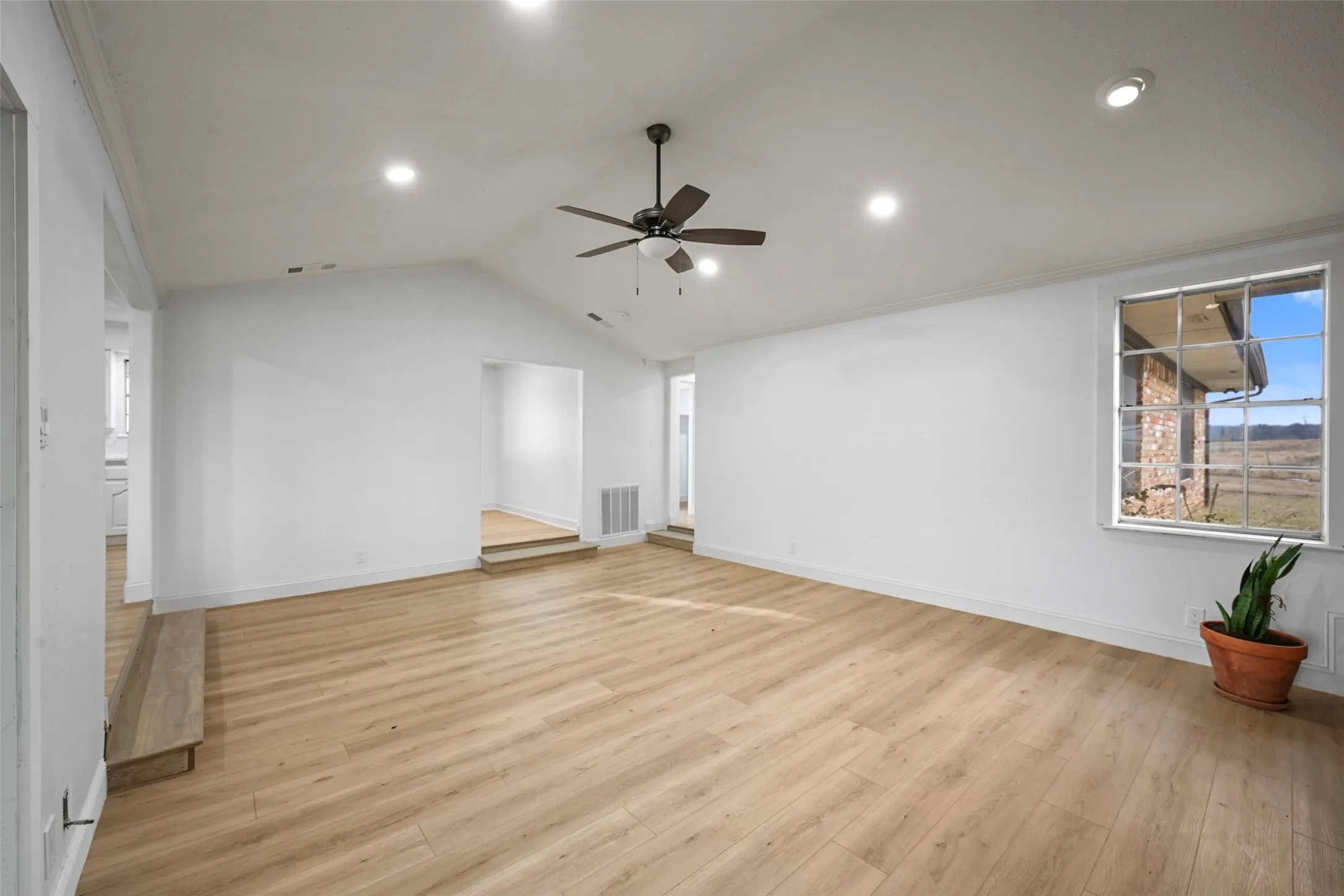 Single Family Residence For Rent in Grayson County , 5792 N State Highway 289, Sherman, Texas 75092, 3 Bedroom, 2 Bathroom, 4 Garage spaces, 1,875 Sqft, built in 1970, mls#21376886, Real Estate Agent in Sherman, Homes For Rent in Grayson county, Homes For Rent in Sherman, Realtor in Sherman Texas, Real Estate Brokerage Independent Realty Texas, Luminita Cordes Realtor