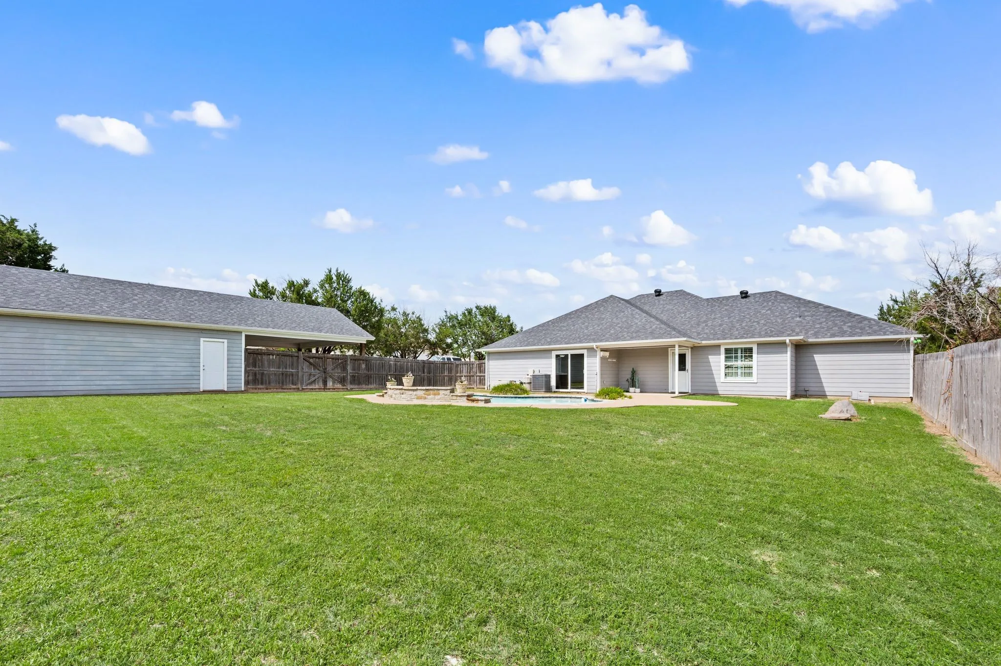 Single Family Residence For Sale in Hood County , 4000 Goliad Drive, Granbury, Texas 76048, 4 Bedroom, 2 Bathroom, 2 Garage spaces, 2,560 Sqft, built in 2016, mls#21376622, Real Estate Agent in Granbury, Homes For Sale in Hood county, Homes For Sale in Granbury, Realtor in Granbury Texas, Real Estate Brokerage Independent Realty Texas, Luminita Cordes Realtor