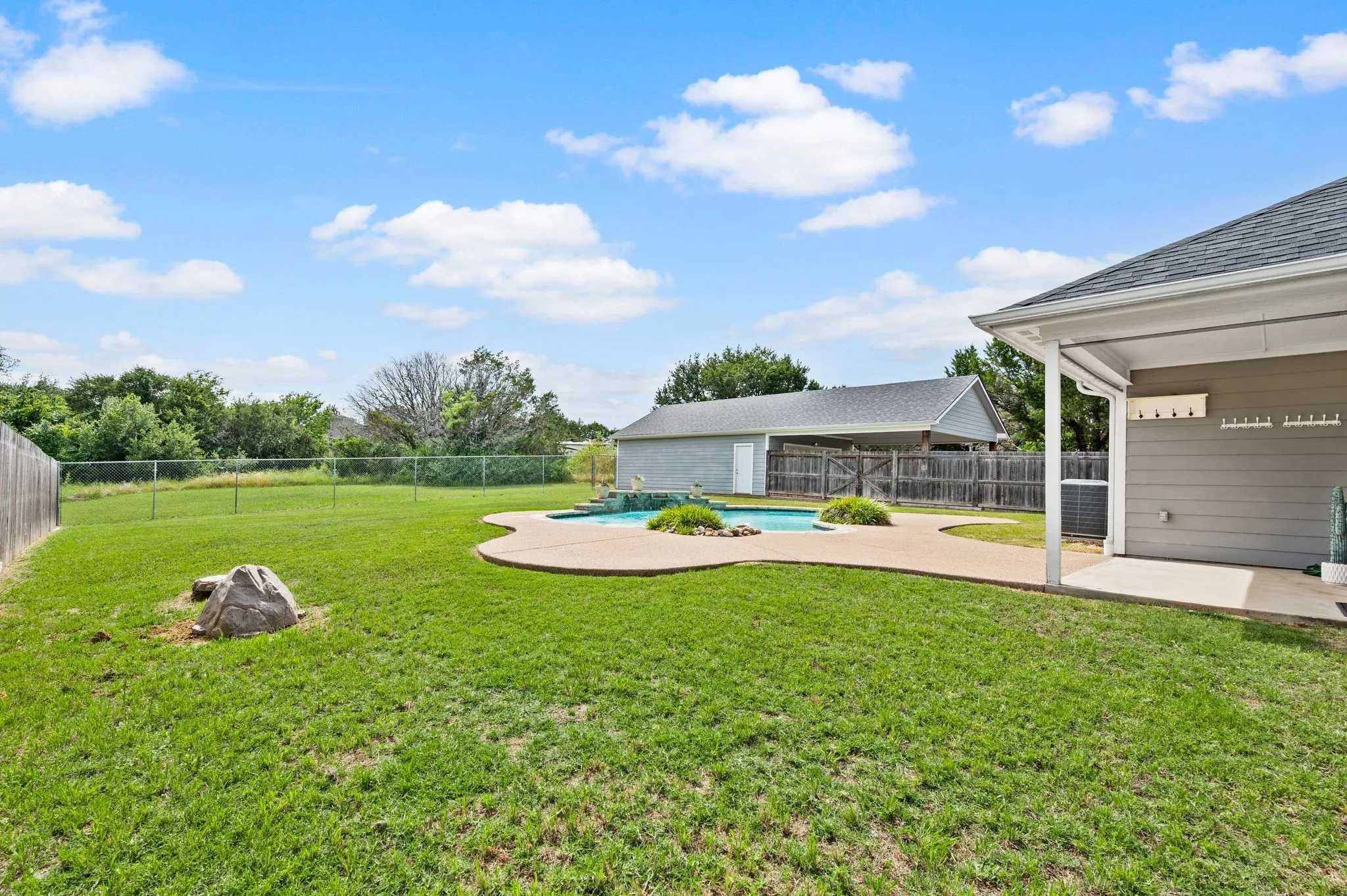 Single Family Residence For Sale in Hood County , 4000 Goliad Drive, Granbury, Texas 76048, 4 Bedroom, 2 Bathroom, 2 Garage spaces, 2,560 Sqft, built in 2016, mls#21376622, Real Estate Agent in Granbury, Homes For Sale in Hood county, Homes For Sale in Granbury, Realtor in Granbury Texas, Real Estate Brokerage Independent Realty Texas, Luminita Cordes Realtor