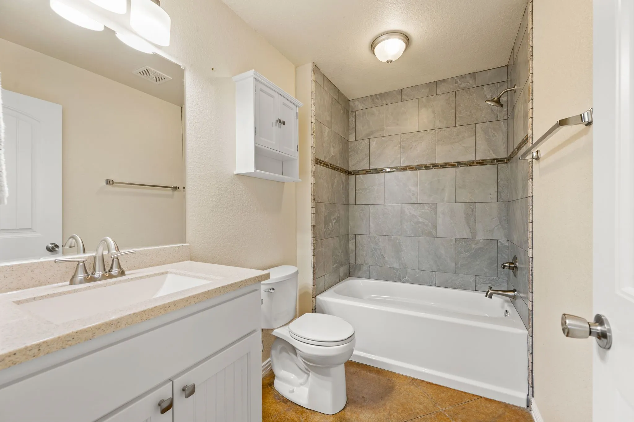 Single Family Residence For Sale in Hood County , 4000 Goliad Drive, Granbury, Texas 76048, 4 Bedroom, 2 Bathroom, 2 Garage spaces, 2,560 Sqft, built in 2016, mls#21376622, Real Estate Agent in Granbury, Homes For Sale in Hood county, Homes For Sale in Granbury, Realtor in Granbury Texas, Real Estate Brokerage Independent Realty Texas, Luminita Cordes Realtor