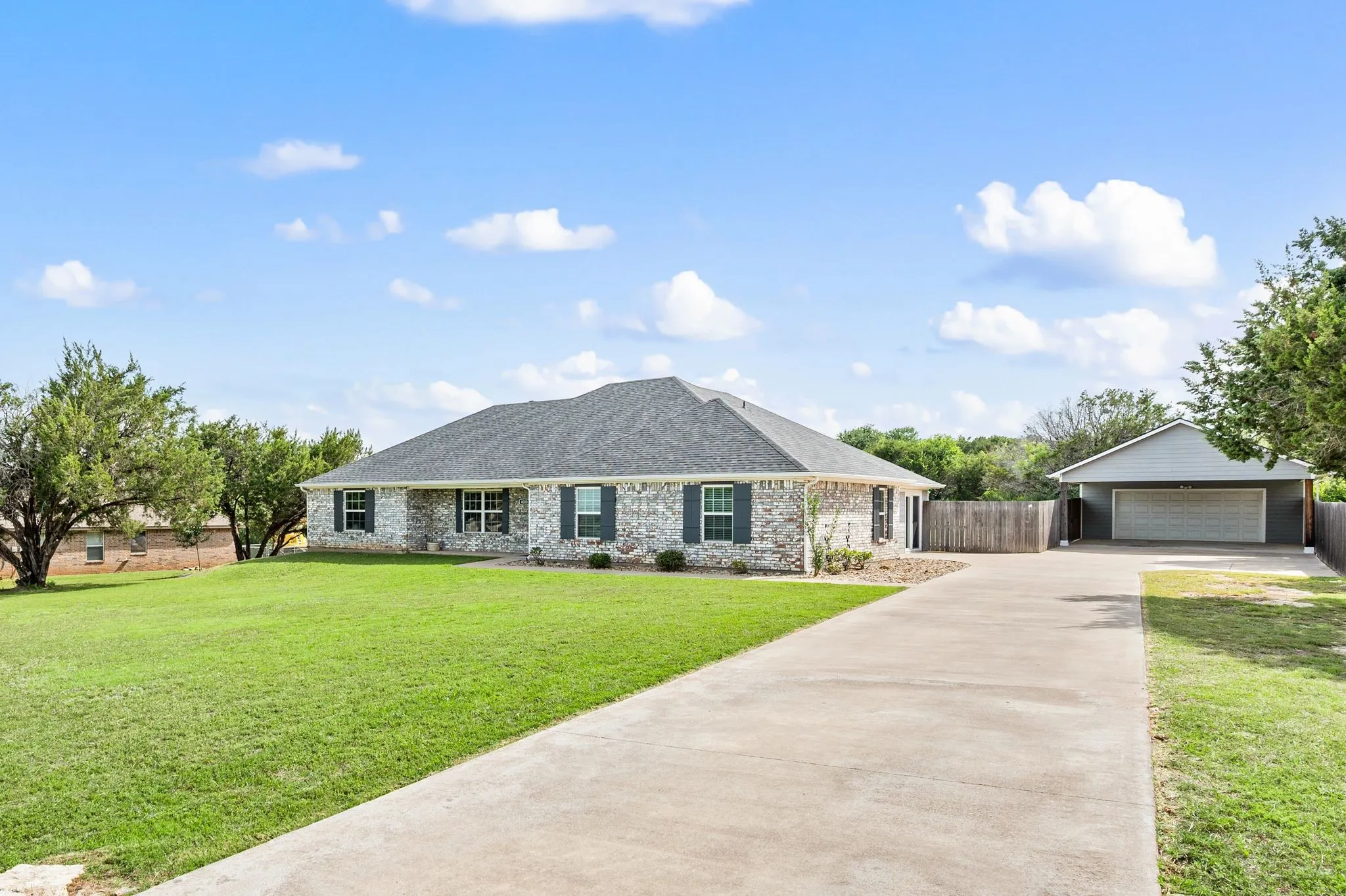 Single Family Residence For Sale in Hood County , 4000 Goliad Drive, Granbury, Texas 76048, 4 Bedroom, 2 Bathroom, 2 Garage spaces, 2,560 Sqft, built in 2016, mls#21376622, Real Estate Agent in Granbury, Homes For Sale in Hood county, Homes For Sale in Granbury, Realtor in Granbury Texas, Real Estate Brokerage Independent Realty Texas, Luminita Cordes Realtor