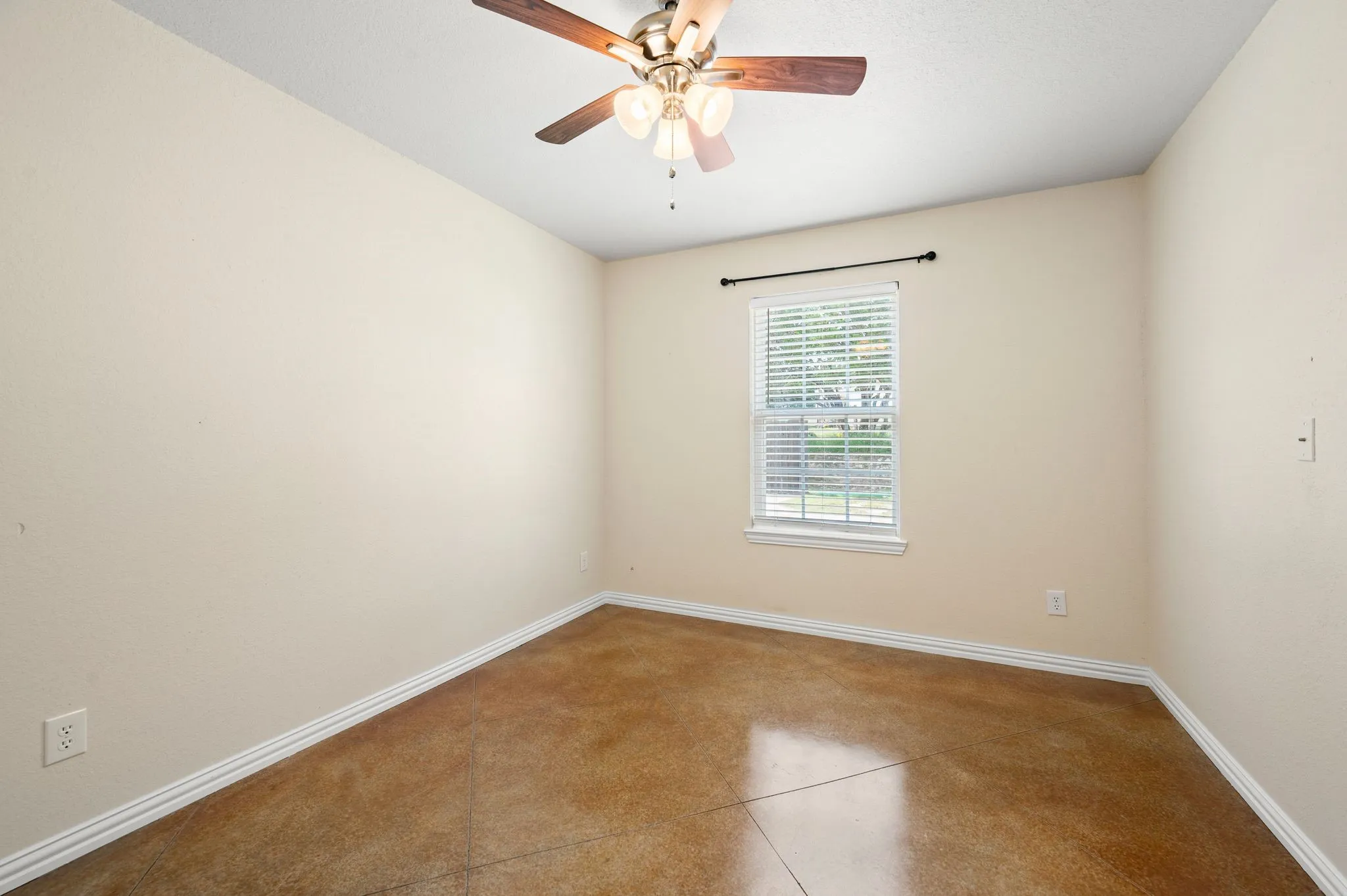 Single Family Residence For Sale in Hood County , 4000 Goliad Drive, Granbury, Texas 76048, 4 Bedroom, 2 Bathroom, 2 Garage spaces, 2,560 Sqft, built in 2016, mls#21376622, Real Estate Agent in Granbury, Homes For Sale in Hood county, Homes For Sale in Granbury, Realtor in Granbury Texas, Real Estate Brokerage Independent Realty Texas, Luminita Cordes Realtor