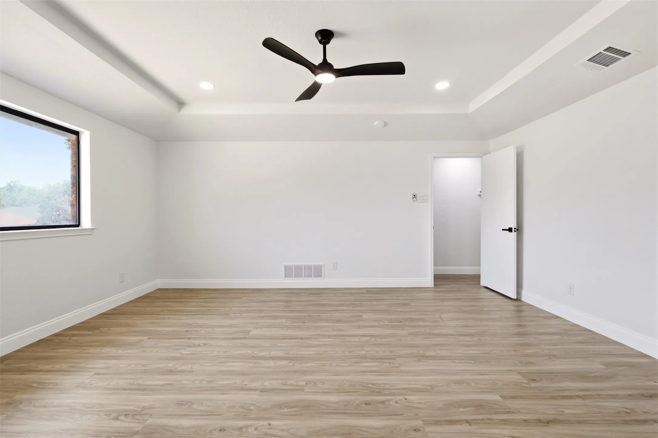 Tray ceiling with recessed lighting