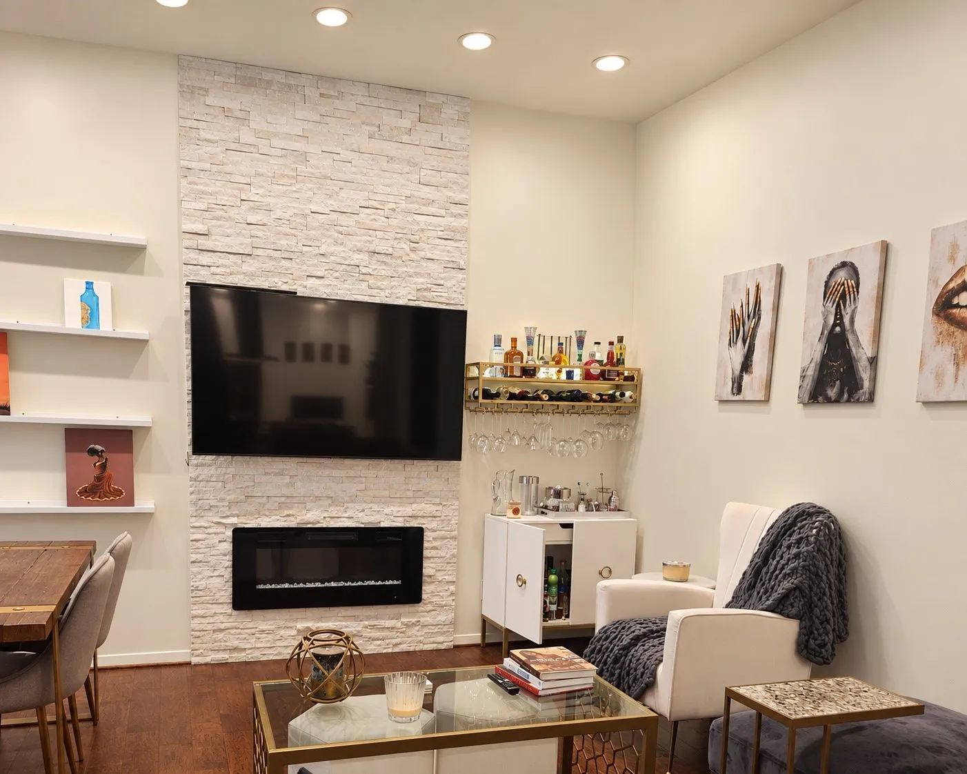Condominium For Sale in Dallas County , 3940 Hawthorne Avenue 6, Dallas, Texas 75219, 1 Bedroom, 2 Bathroom, Garage spaces, 841 Sqft, built in 1983, mls#21375180, Real Estate Agent in Dallas, Homes For Sale in Dallas county, Homes For Sale in Dallas, Realtor in Dallas Texas, Real Estate Brokerage Independent Realty Texas, Luminita Cordes Realtor
