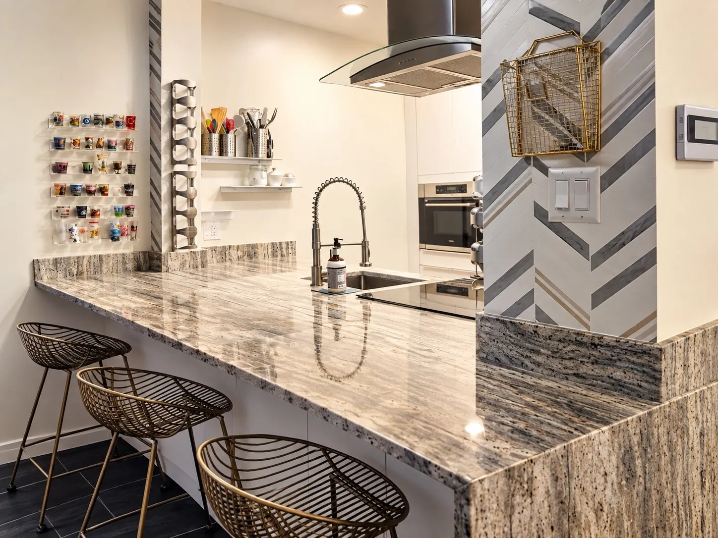 Condominium For Sale in Dallas County , 3940 Hawthorne Avenue 6, Dallas, Texas 75219, 1 Bedroom, 2 Bathroom, Garage spaces, 841 Sqft, built in 1983, mls#21375180, Real Estate Agent in Dallas, Homes For Sale in Dallas county, Homes For Sale in Dallas, Realtor in Dallas Texas, Real Estate Brokerage Independent Realty Texas, Luminita Cordes Realtor