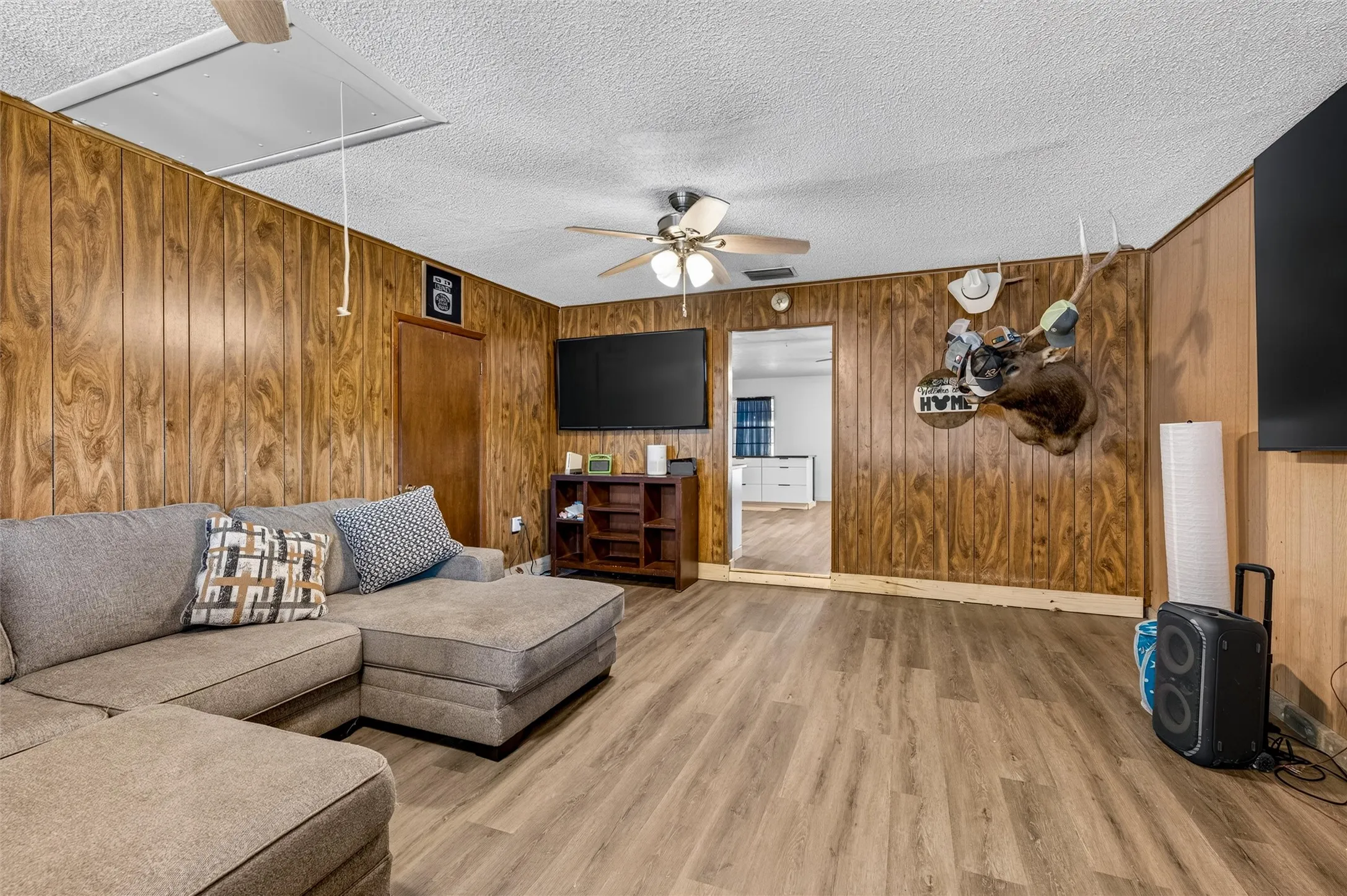 Single Family Residence For Sale in Tarrant County , 800 Ruidoso Drive, Saginaw, Texas 76179, 4 Bedroom, 2 Bathroom, Garage spaces, 2,038 Sqft, built in 1970, mls#21376926, Real Estate Agent in Saginaw, Homes For Sale in Tarrant county, Homes For Sale in Saginaw, Realtor in Saginaw Texas, Real Estate Brokerage Independent Realty Texas, Luminita Cordes Realtor