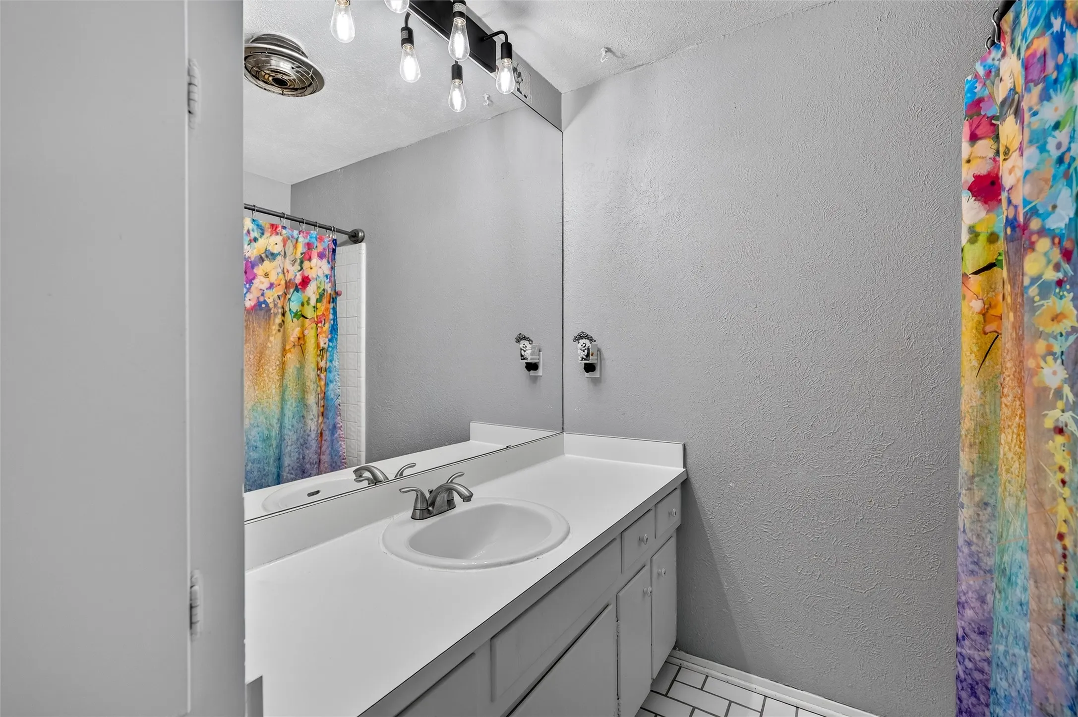 Single Family Residence For Sale in Tarrant County , 800 Ruidoso Drive, Saginaw, Texas 76179, 4 Bedroom, 2 Bathroom, Garage spaces, 2,038 Sqft, built in 1970, mls#21376926, Real Estate Agent in Saginaw, Homes For Sale in Tarrant county, Homes For Sale in Saginaw, Realtor in Saginaw Texas, Real Estate Brokerage Independent Realty Texas, Luminita Cordes Realtor