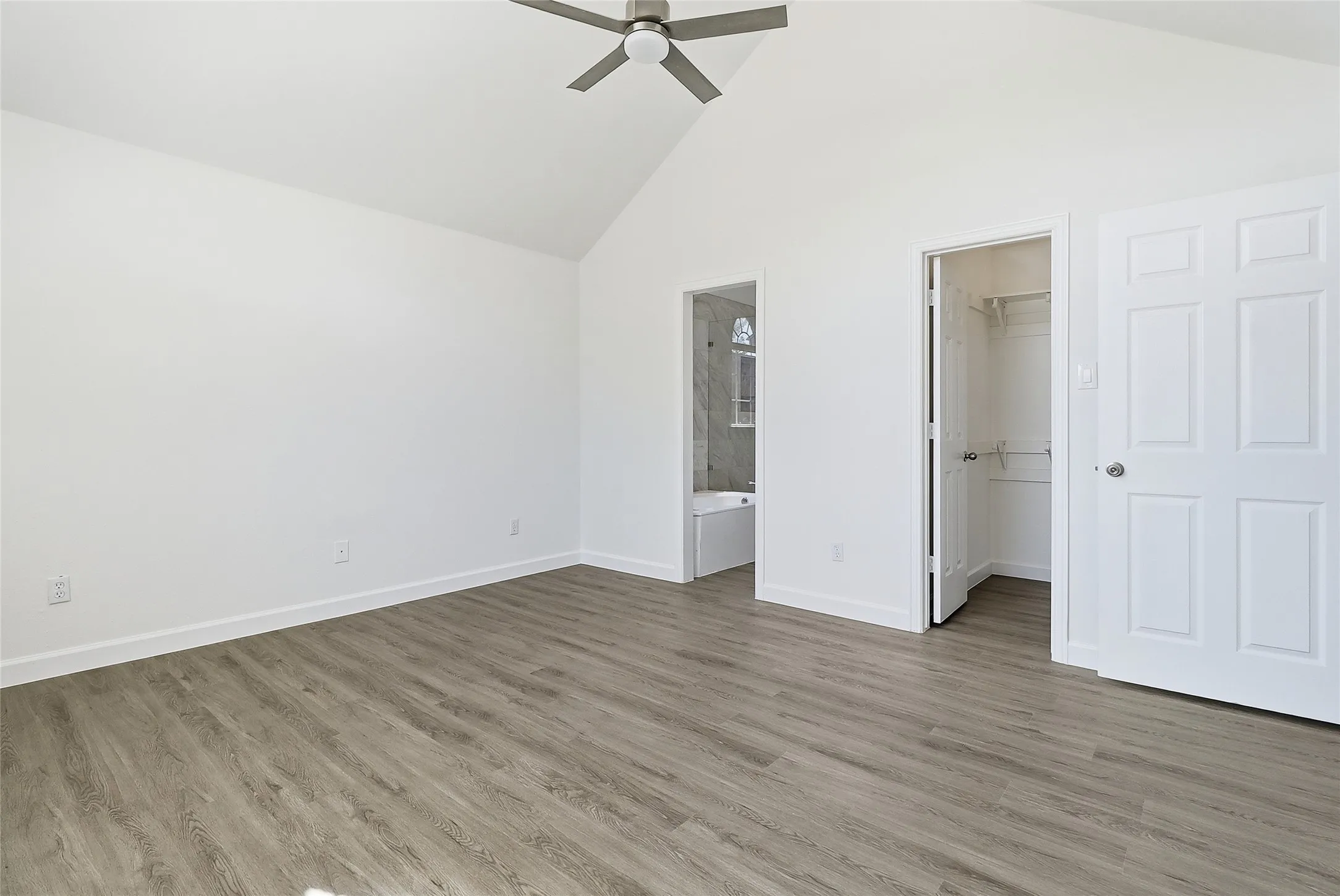 seperate entry to bath and closet
