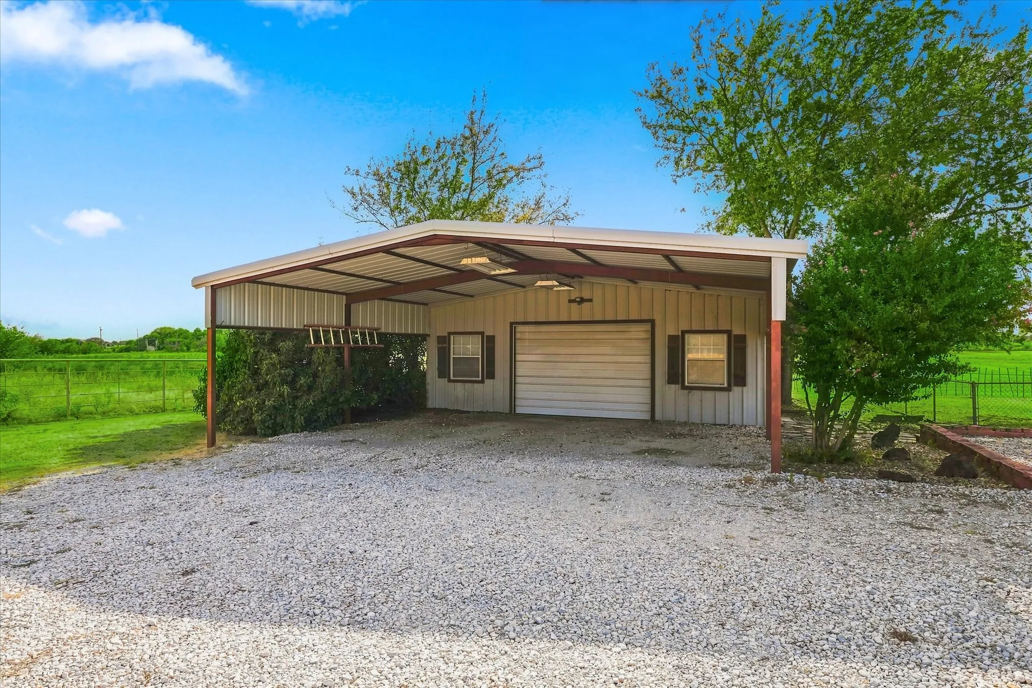 Single Family Residence For Sale in Denton County , 5855 Ge Horton Road, Justin, Texas 76247, 2 Bedroom, 2 Bathroom, 2 Garage spaces, 1,621 Sqft, built in 1999, mls#21375561, Real Estate Agent in Justin, Homes For Sale in Denton county, Homes For Sale in Justin, Realtor in Justin Texas, Real Estate Brokerage Independent Realty Texas, Luminita Cordes Realtor