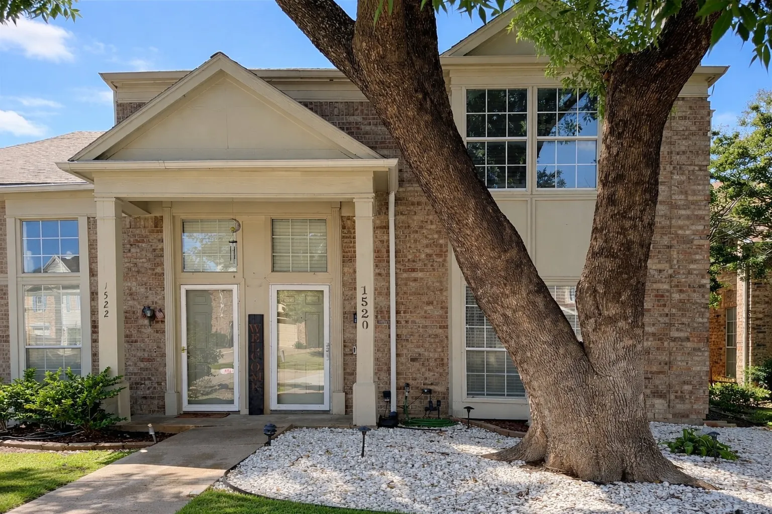 Townhouse For Rent in Tarrant County , 1520 Beach Lane, Arlington, Texas 76014, 2 Bedroom, 3 Bathroom, 1 Garage spaces, 1,353 Sqft, built in 1985, mls#21376985, Real Estate Agent in Arlington, Homes For Rent in Tarrant county, Homes For Rent in Arlington, Realtor in Arlington Texas, Real Estate Brokerage Independent Realty Texas, Luminita Cordes Realtor