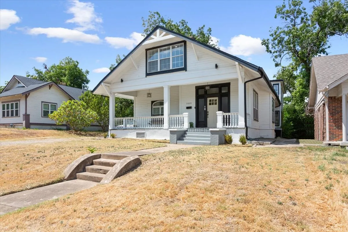 Single Family Residence For Sale in Mc Lennan County , 2029 Colcord Avenue, Waco, Texas 76707, 4 Bedroom, 4 Bathroom, Garage spaces, 3,190 Sqft, built in 1930, mls#21375317, Real Estate Agent in Waco, Homes For Sale in Mc Lennan county, Homes For Sale in Waco, Realtor in Waco Texas, Real Estate Brokerage Independent Realty Texas, Luminita Cordes Realtor