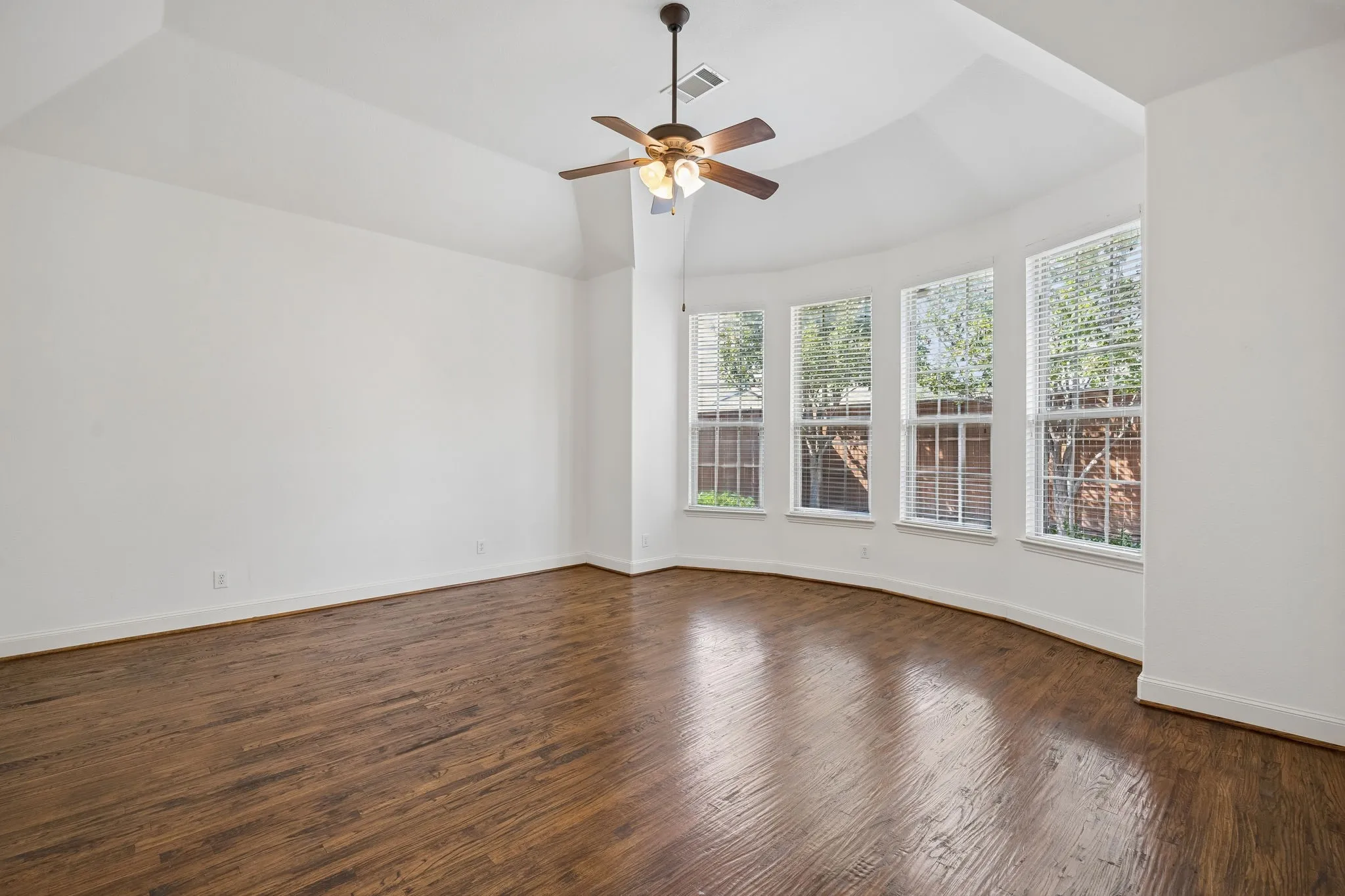 Single Family Residence For Sale in Denton County , 726 Sleepy Creek Drive, Frisco, Texas 75036, 4 Bedroom, 4 Bathroom, 3 Garage spaces, 3,634 Sqft, built in 2009, mls#21376895, Real Estate Agent in Frisco, Homes For Sale in Denton county, Homes For Sale in Frisco, Realtor in Frisco Texas, Real Estate Brokerage Independent Realty Texas, Luminita Cordes Realtor