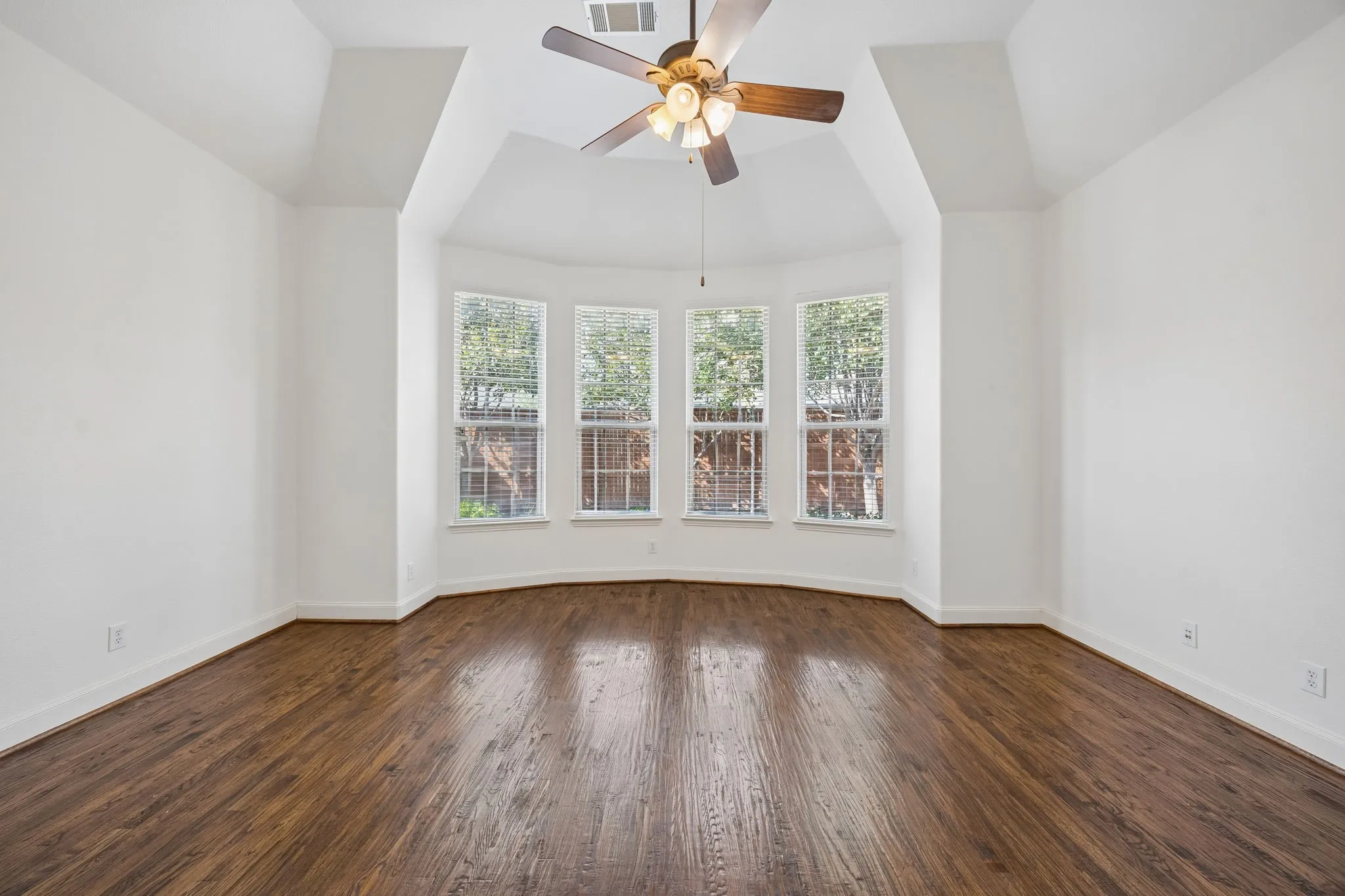 Single Family Residence For Sale in Denton County , 726 Sleepy Creek Drive, Frisco, Texas 75036, 4 Bedroom, 4 Bathroom, 3 Garage spaces, 3,634 Sqft, built in 2009, mls#21376895, Real Estate Agent in Frisco, Homes For Sale in Denton county, Homes For Sale in Frisco, Realtor in Frisco Texas, Real Estate Brokerage Independent Realty Texas, Luminita Cordes Realtor
