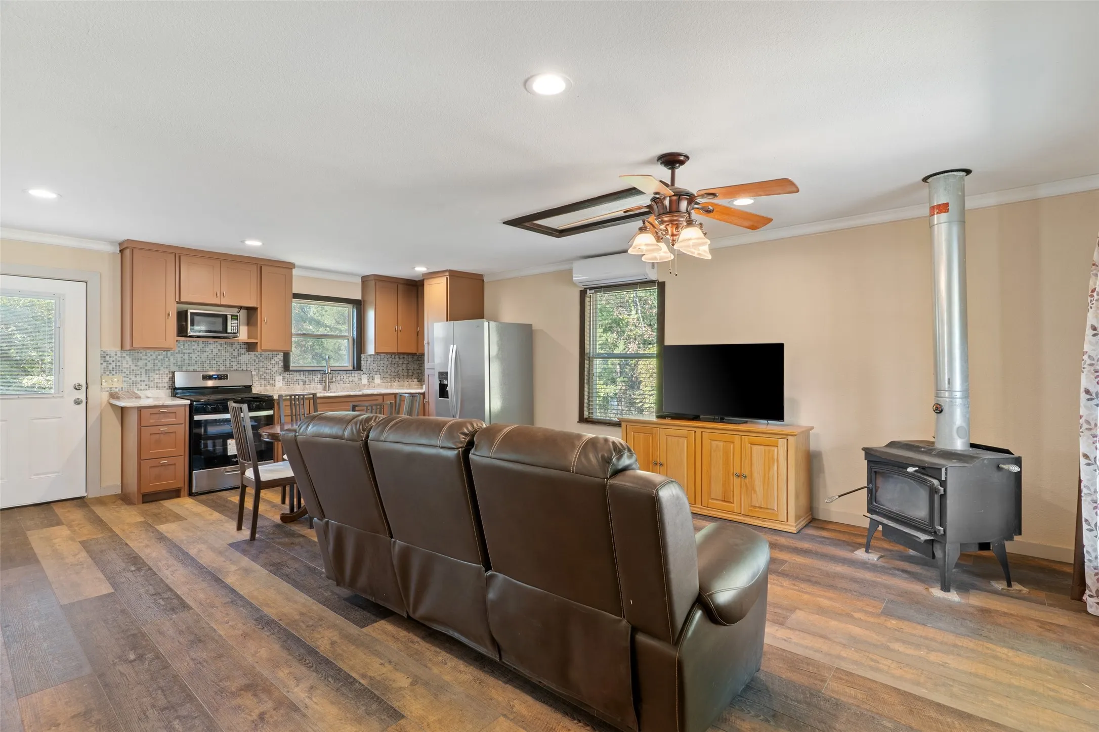 Single Family Residence For Sale in Fannin County , 211 David Crockett Trail, Honey Grove, Texas 75446, 2 Bedroom, 1 Bathroom, Garage spaces, 869 Sqft, built in 2022, mls#21366323, Real Estate Agent in Honey Grove, Homes For Sale in Fannin county, Homes For Sale in Honey Grove, Realtor in Honey Grove Texas, Real Estate Brokerage Independent Realty Texas, Luminita Cordes Realtor