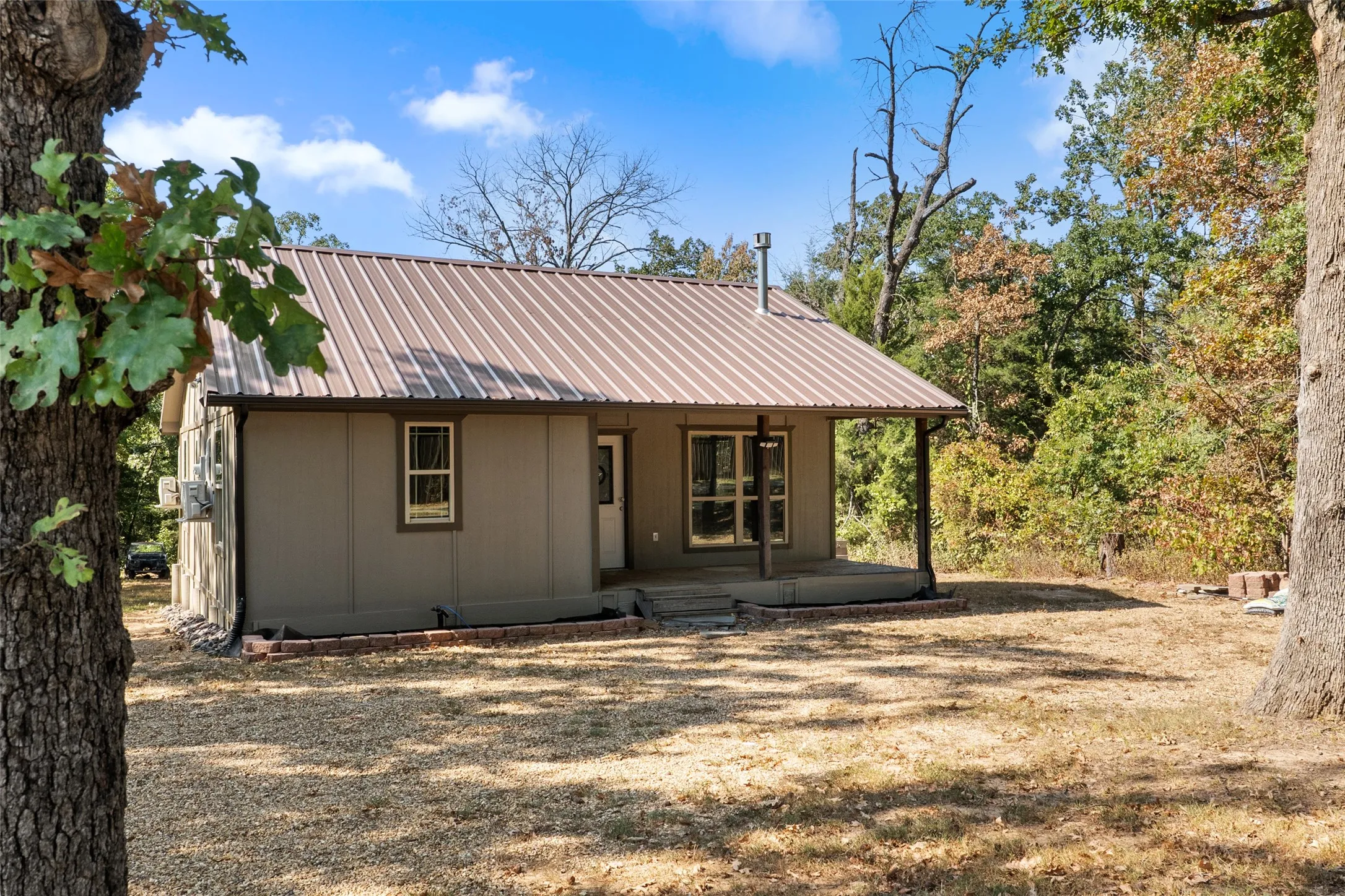 Single Family Residence For Sale in Fannin County , 211 David Crockett Trail, Honey Grove, Texas 75446, 2 Bedroom, 1 Bathroom, Garage spaces, 869 Sqft, built in 2022, mls#21366323, Real Estate Agent in Honey Grove, Homes For Sale in Fannin county, Homes For Sale in Honey Grove, Realtor in Honey Grove Texas, Real Estate Brokerage Independent Realty Texas, Luminita Cordes Realtor