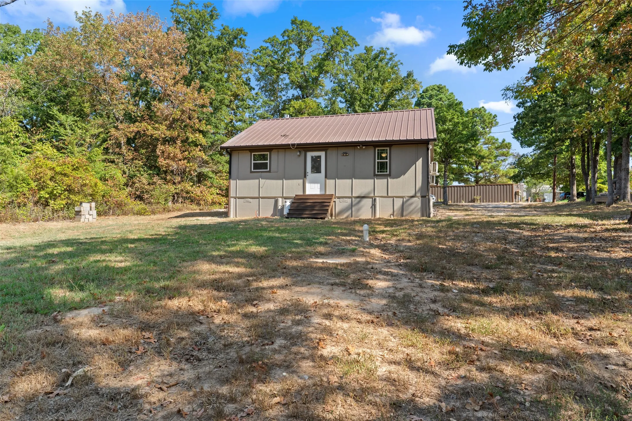 Single Family Residence For Sale in Fannin County , 211 David Crockett Trail, Honey Grove, Texas 75446, 2 Bedroom, 1 Bathroom, Garage spaces, 869 Sqft, built in 2022, mls#21366323, Real Estate Agent in Honey Grove, Homes For Sale in Fannin county, Homes For Sale in Honey Grove, Realtor in Honey Grove Texas, Real Estate Brokerage Independent Realty Texas, Luminita Cordes Realtor