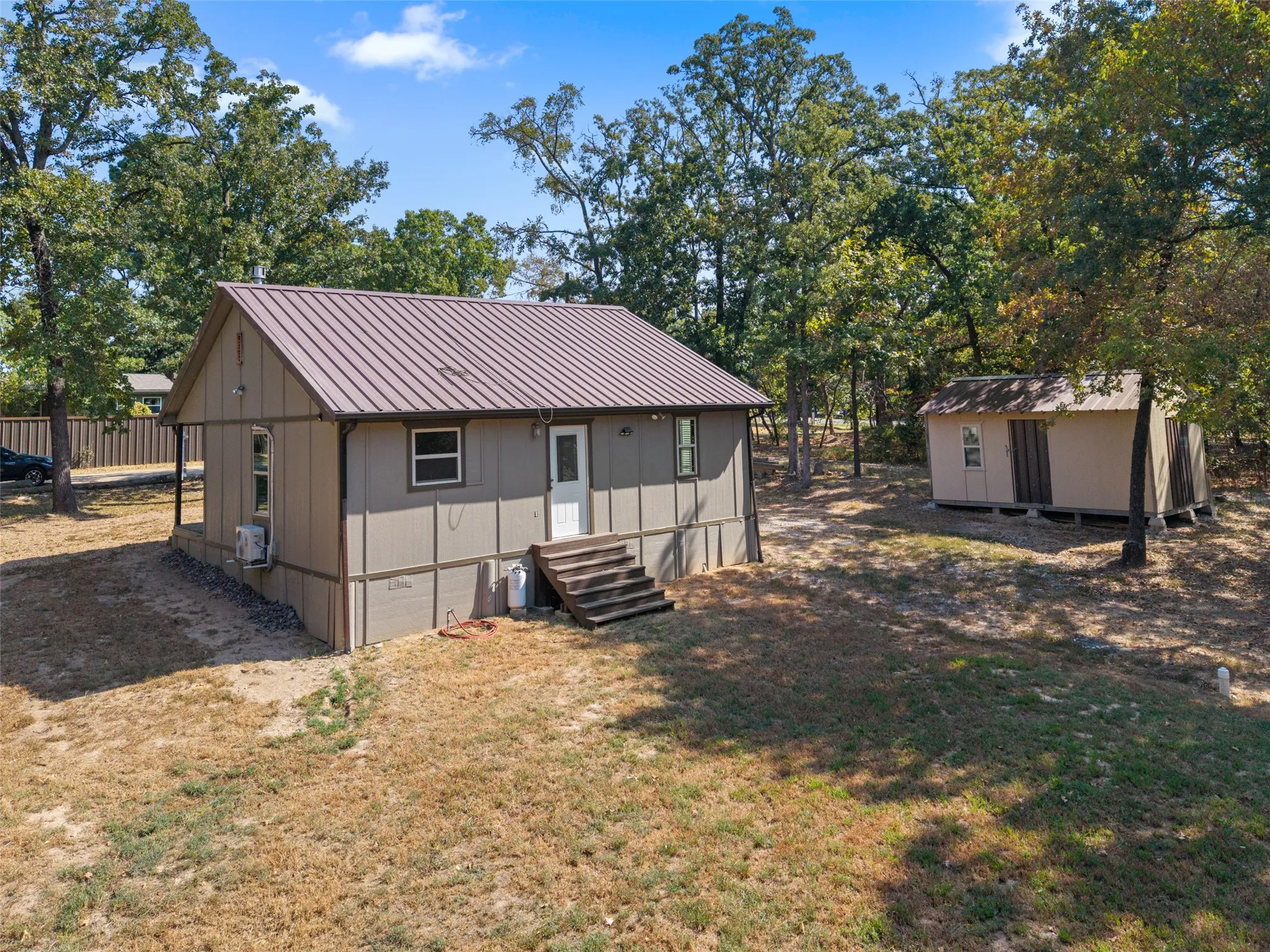 Single Family Residence For Sale in Fannin County , 211 David Crockett Trail, Honey Grove, Texas 75446, 2 Bedroom, 1 Bathroom, Garage spaces, 869 Sqft, built in 2022, mls#21366323, Real Estate Agent in Honey Grove, Homes For Sale in Fannin county, Homes For Sale in Honey Grove, Realtor in Honey Grove Texas, Real Estate Brokerage Independent Realty Texas, Luminita Cordes Realtor