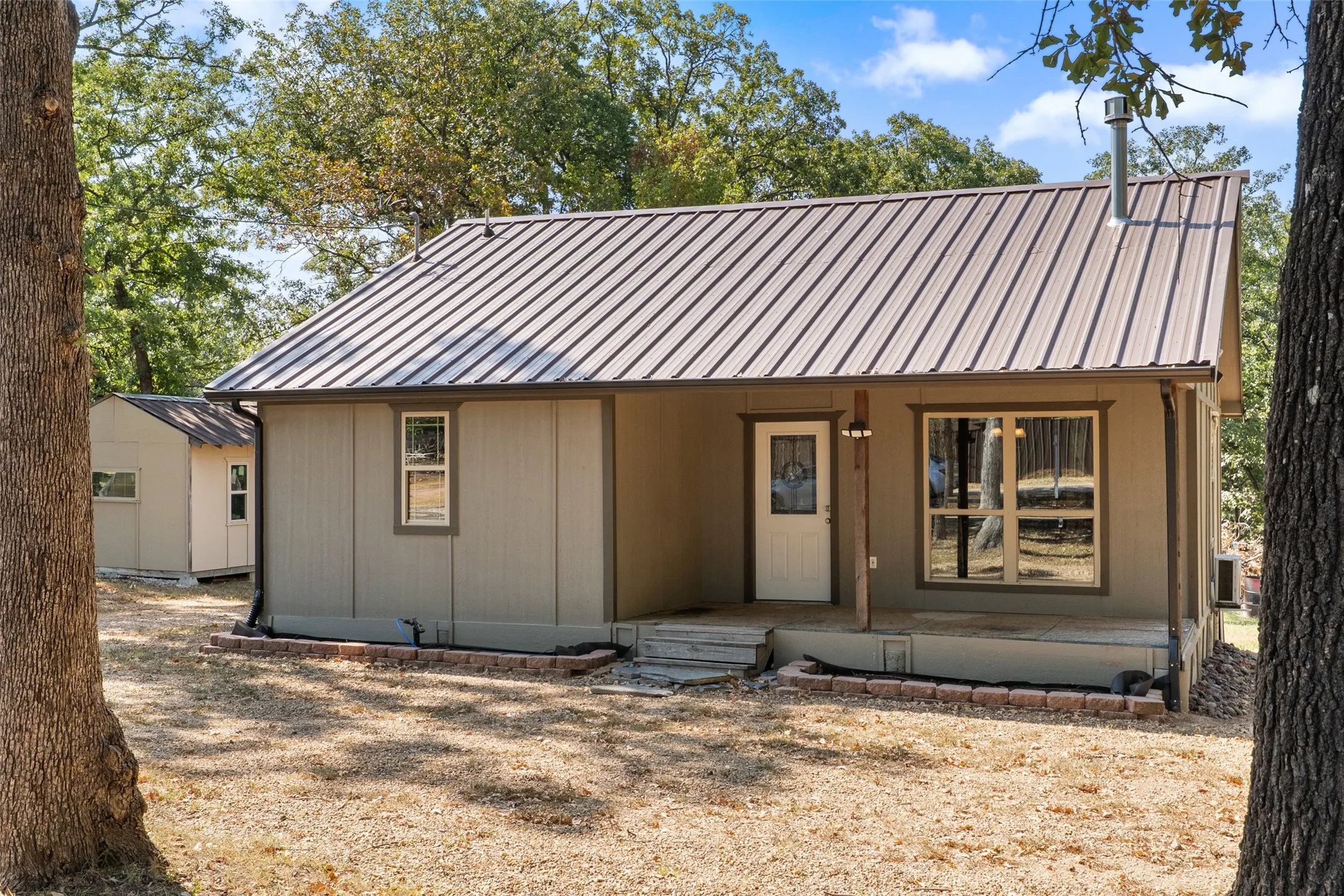 Single Family Residence For Sale in Fannin County , 211 David Crockett Trail, Honey Grove, Texas 75446, 2 Bedroom, 1 Bathroom, Garage spaces, 869 Sqft, built in 2022, mls#21366323, Real Estate Agent in Honey Grove, Homes For Sale in Fannin county, Homes For Sale in Honey Grove, Realtor in Honey Grove Texas, Real Estate Brokerage Independent Realty Texas, Luminita Cordes Realtor