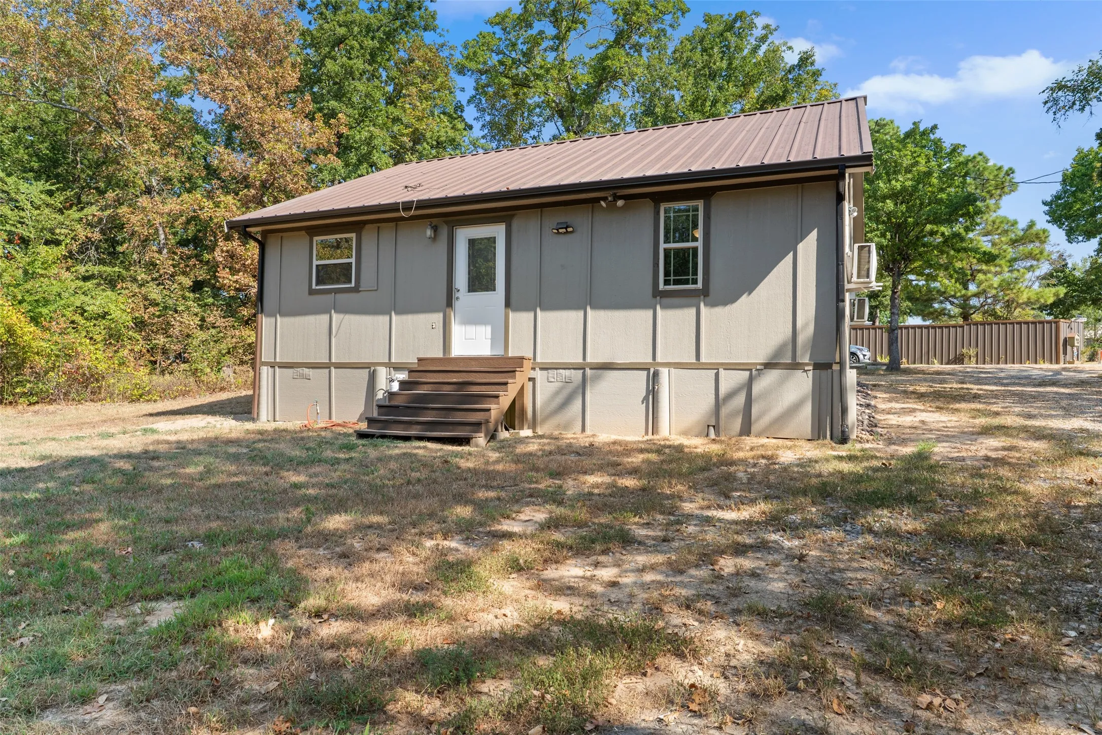 Single Family Residence For Sale in Fannin County , 211 David Crockett Trail, Honey Grove, Texas 75446, 2 Bedroom, 1 Bathroom, Garage spaces, 869 Sqft, built in 2022, mls#21366323, Real Estate Agent in Honey Grove, Homes For Sale in Fannin county, Homes For Sale in Honey Grove, Realtor in Honey Grove Texas, Real Estate Brokerage Independent Realty Texas, Luminita Cordes Realtor