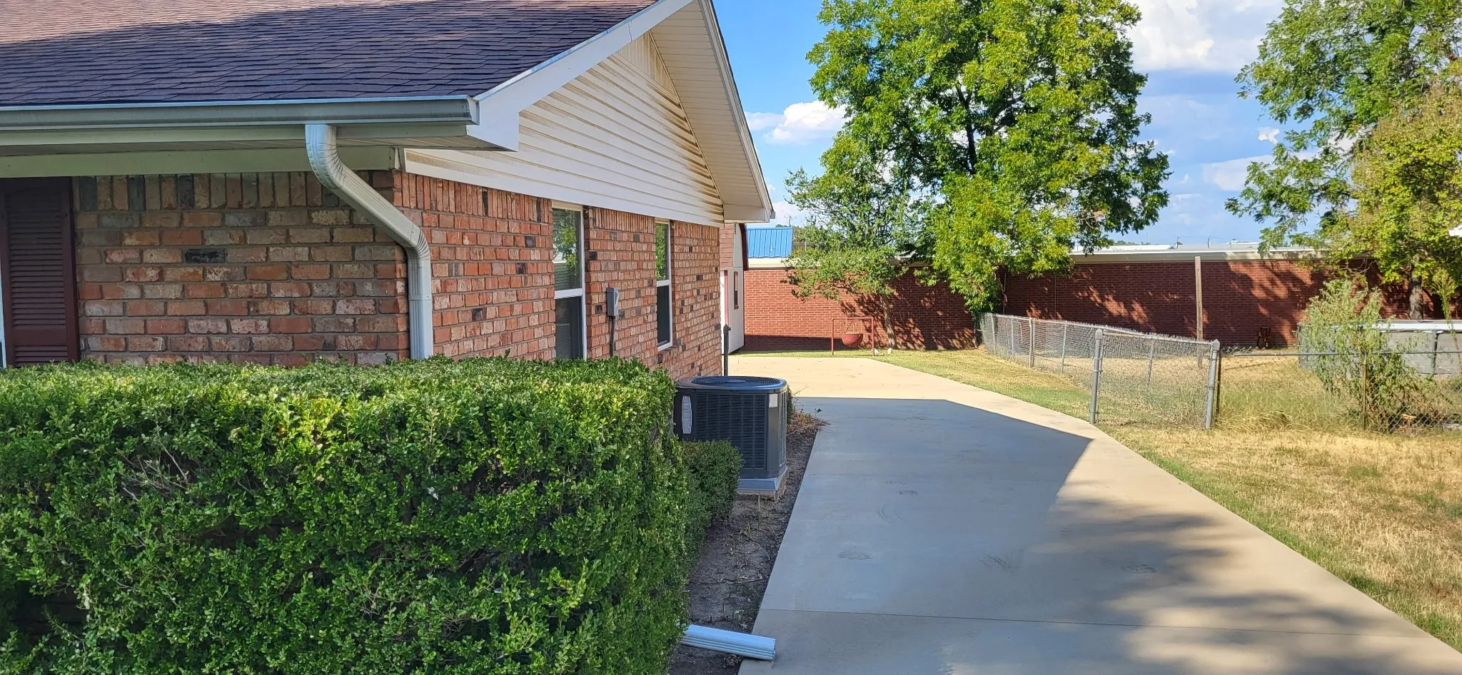 Single Family Residence For Sale in Hopkins County , 1321 Lakeview Drive, Sulphur Springs, Texas 75482, 3 Bedroom, 3 Bathroom, 2 Garage spaces, 1,960 Sqft, built in 1960, mls#21376631, Real Estate Agent in Sulphur Springs, Homes For Sale in Hopkins county, Homes For Sale in Sulphur Springs, Realtor in Sulphur Springs Texas, Real Estate Brokerage Independent Realty Texas, Luminita Cordes Realtor