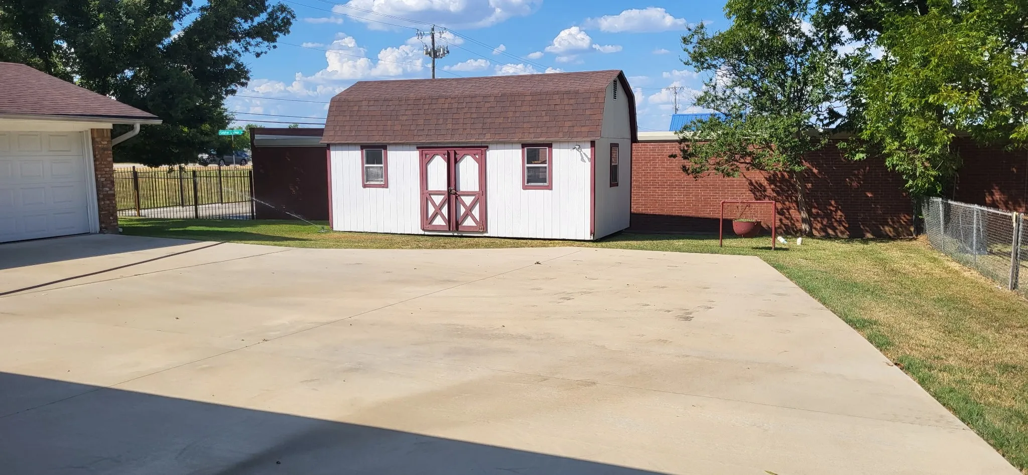Single Family Residence For Sale in Hopkins County , 1321 Lakeview Drive, Sulphur Springs, Texas 75482, 3 Bedroom, 3 Bathroom, 2 Garage spaces, 1,960 Sqft, built in 1960, mls#21376631, Real Estate Agent in Sulphur Springs, Homes For Sale in Hopkins county, Homes For Sale in Sulphur Springs, Realtor in Sulphur Springs Texas, Real Estate Brokerage Independent Realty Texas, Luminita Cordes Realtor