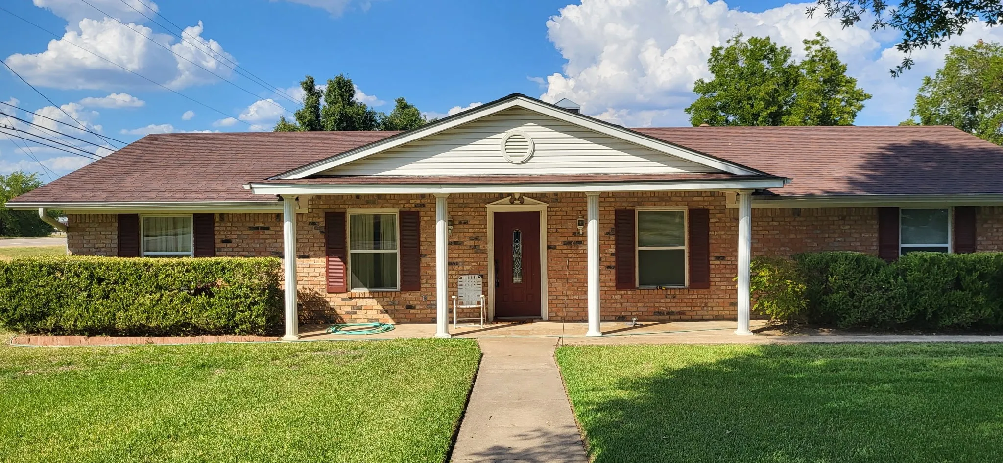 Single Family Residence For Sale in Hopkins County , 1321 Lakeview Drive, Sulphur Springs, Texas 75482, 3 Bedroom, 3 Bathroom, 2 Garage spaces, 1,960 Sqft, built in 1960, mls#21376631, Real Estate Agent in Sulphur Springs, Homes For Sale in Hopkins county, Homes For Sale in Sulphur Springs, Realtor in Sulphur Springs Texas, Real Estate Brokerage Independent Realty Texas, Luminita Cordes Realtor