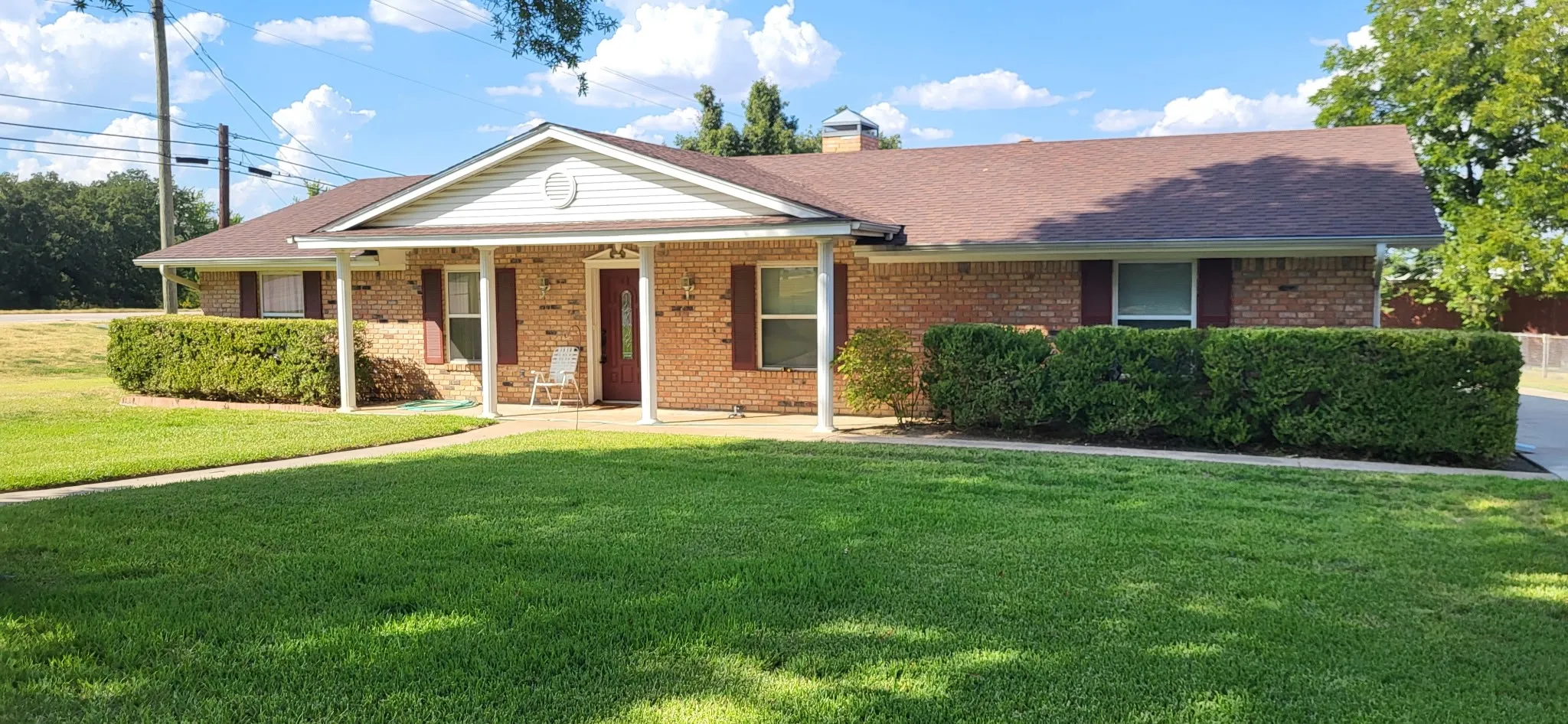 Single Family Residence For Sale in Hopkins County , 1321 Lakeview Drive, Sulphur Springs, Texas 75482, 3 Bedroom, 3 Bathroom, 2 Garage spaces, 1,960 Sqft, built in 1960, mls#21376631, Real Estate Agent in Sulphur Springs, Homes For Sale in Hopkins county, Homes For Sale in Sulphur Springs, Realtor in Sulphur Springs Texas, Real Estate Brokerage Independent Realty Texas, Luminita Cordes Realtor