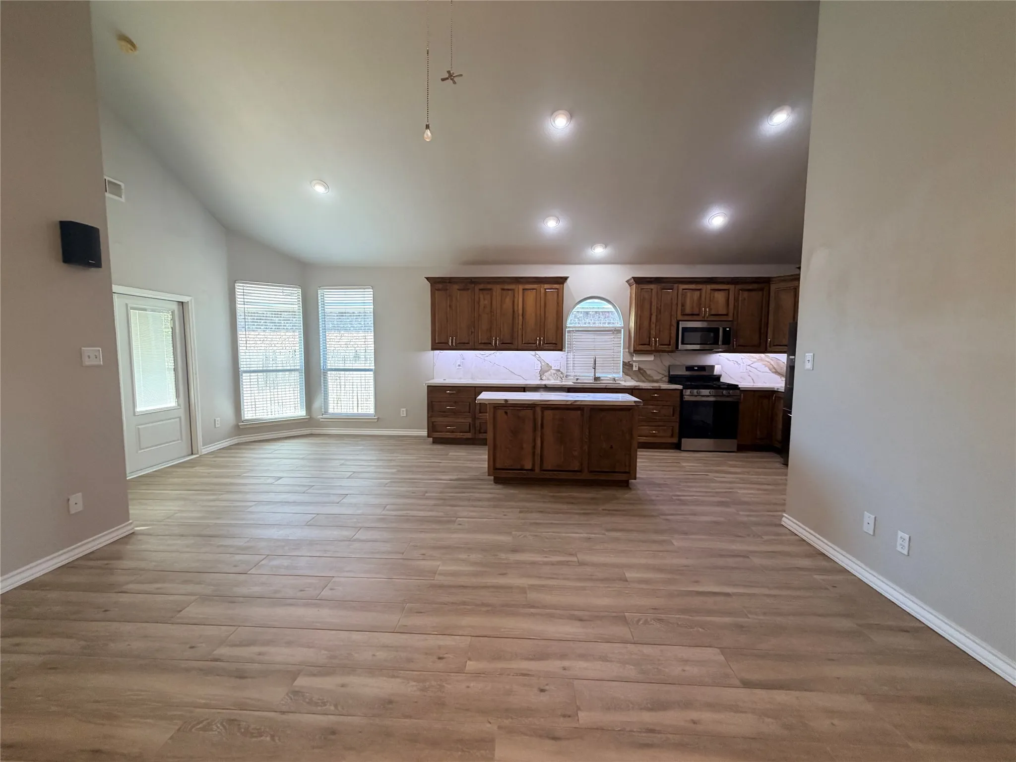 Single Family Residence For Rent in Tarrant County , 12917 Farmington Drive, Fort Worth, Texas 76244, 3 Bedroom, 2 Bathroom, 2 Garage spaces, 1,524 Sqft, built in 2005, mls#21377008, Real Estate Agent in Fort Worth, Homes For Rent in Tarrant county, Homes For Rent in Fort Worth, Realtor in Fort Worth Texas, Real Estate Brokerage Independent Realty Texas, Luminita Cordes Realtor