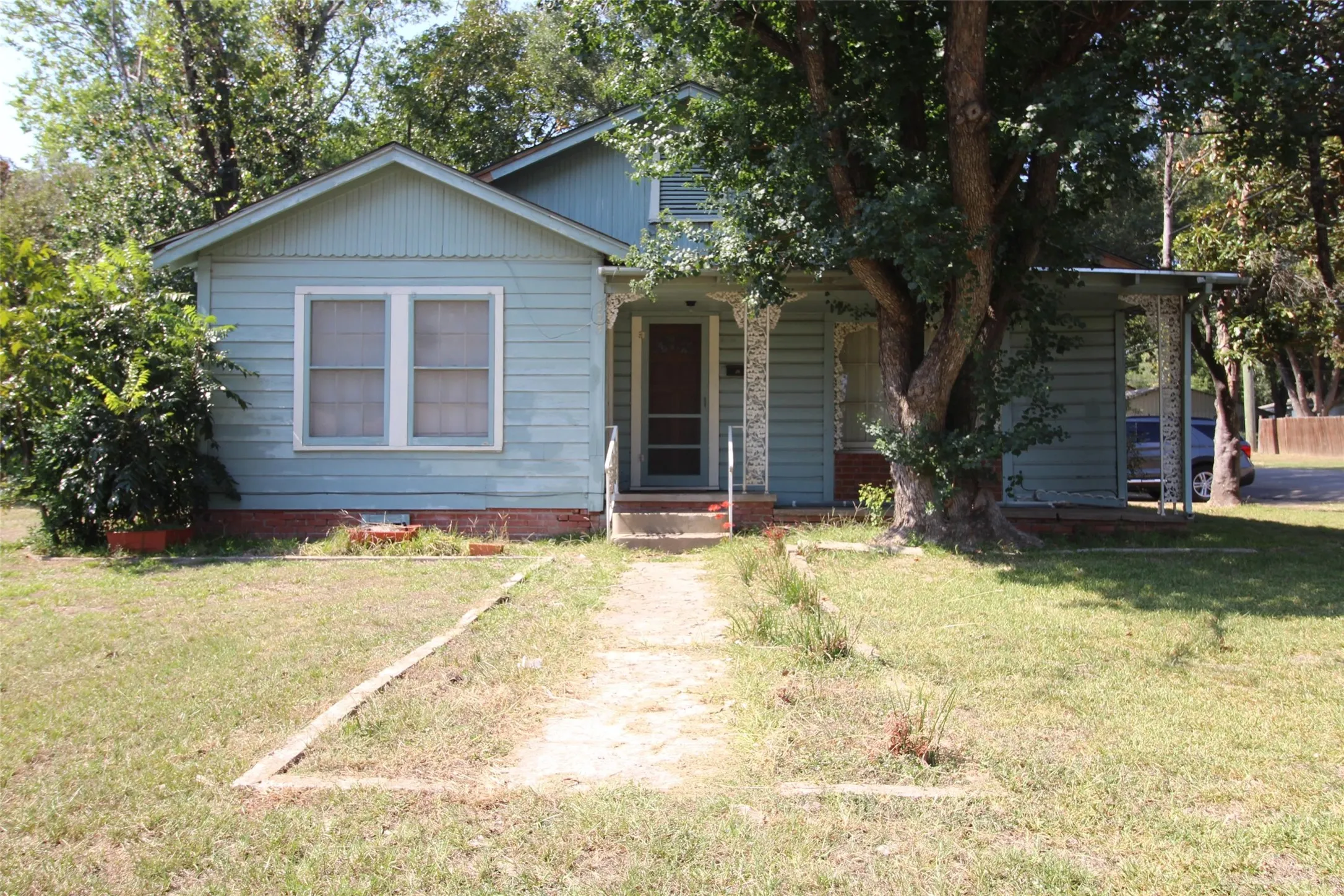 Single Family Residence For Rent in Van Zandt County , 323 N Houston Street, Grand Saline, Texas 75140, 2 Bedroom, 1 Bathroom, Garage spaces, 1,032 Sqft, built in 1957, mls#21376245, Real Estate Agent in Grand Saline, Homes For Rent in Van Zandt county, Homes For Rent in Grand Saline, Realtor in Grand Saline Texas, Real Estate Brokerage Independent Realty Texas, Luminita Cordes Realtor