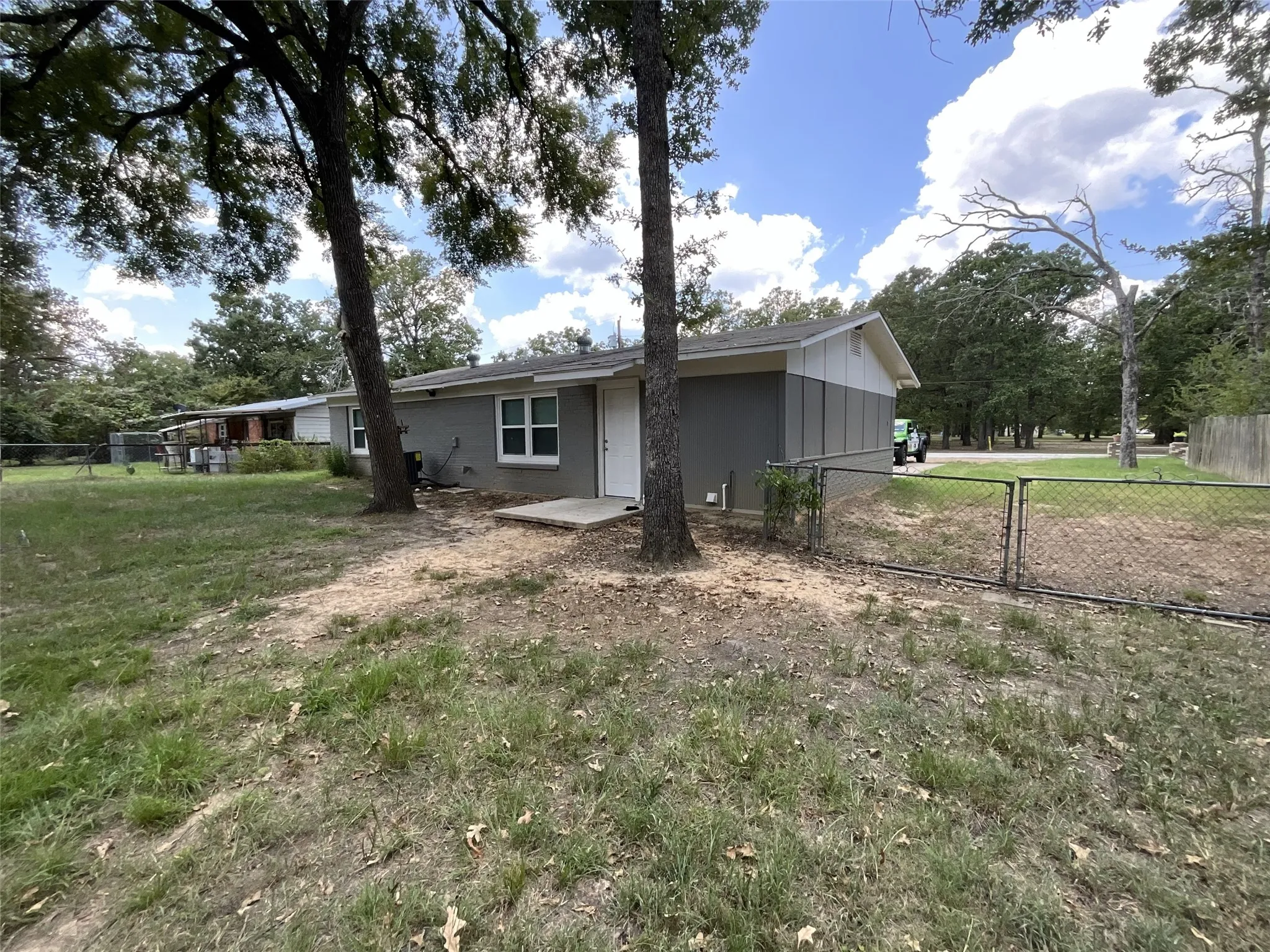 Single Family Residence For Rent in Henderson County , 608 N Cedar Street, Malakoff, Texas 75148, 2 Bedroom, 1 Bathroom, 1 Garage spaces, 1,064 Sqft, built in 1960, mls#21375891, Real Estate Agent in Malakoff, Homes For Rent in Henderson county, Homes For Rent in Malakoff, Realtor in Malakoff Texas, Real Estate Brokerage Independent Realty Texas, Luminita Cordes Realtor