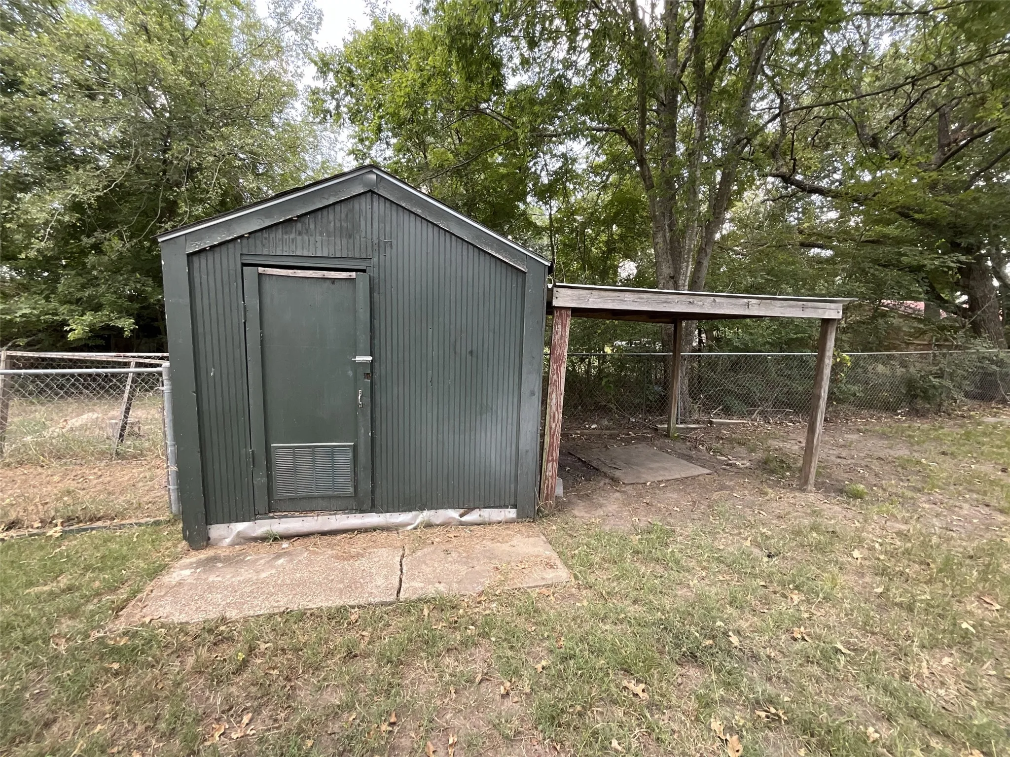 Single Family Residence For Rent in Henderson County , 608 N Cedar Street, Malakoff, Texas 75148, 2 Bedroom, 1 Bathroom, 1 Garage spaces, 1,064 Sqft, built in 1960, mls#21375891, Real Estate Agent in Malakoff, Homes For Rent in Henderson county, Homes For Rent in Malakoff, Realtor in Malakoff Texas, Real Estate Brokerage Independent Realty Texas, Luminita Cordes Realtor