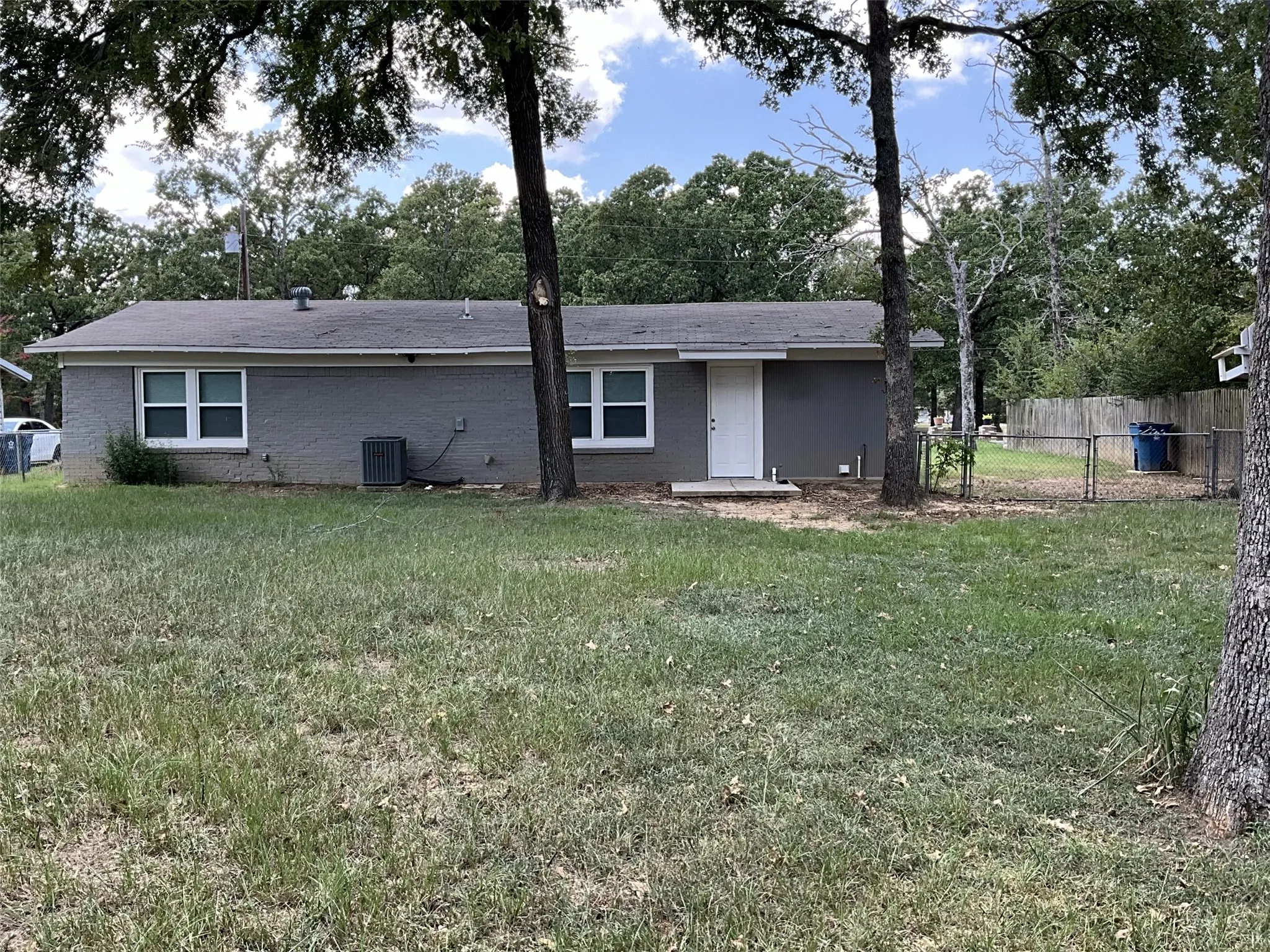 Single Family Residence For Rent in Henderson County , 608 N Cedar Street, Malakoff, Texas 75148, 2 Bedroom, 1 Bathroom, 1 Garage spaces, 1,064 Sqft, built in 1960, mls#21375891, Real Estate Agent in Malakoff, Homes For Rent in Henderson county, Homes For Rent in Malakoff, Realtor in Malakoff Texas, Real Estate Brokerage Independent Realty Texas, Luminita Cordes Realtor