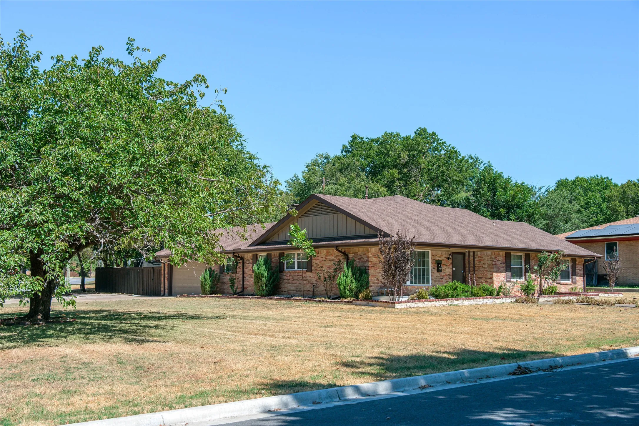 Single Family Residence For Sale in Grayson County , 1423 W Shields Drive, Sherman, Texas 75092, 5 Bedroom, 3 Bathroom, 2 Garage spaces, 2,185 Sqft, built in 1962, mls#21377015, Real Estate Agent in Sherman, Homes For Sale in Grayson county, Homes For Sale in Sherman, Realtor in Sherman Texas, Real Estate Brokerage Independent Realty Texas, Luminita Cordes Realtor