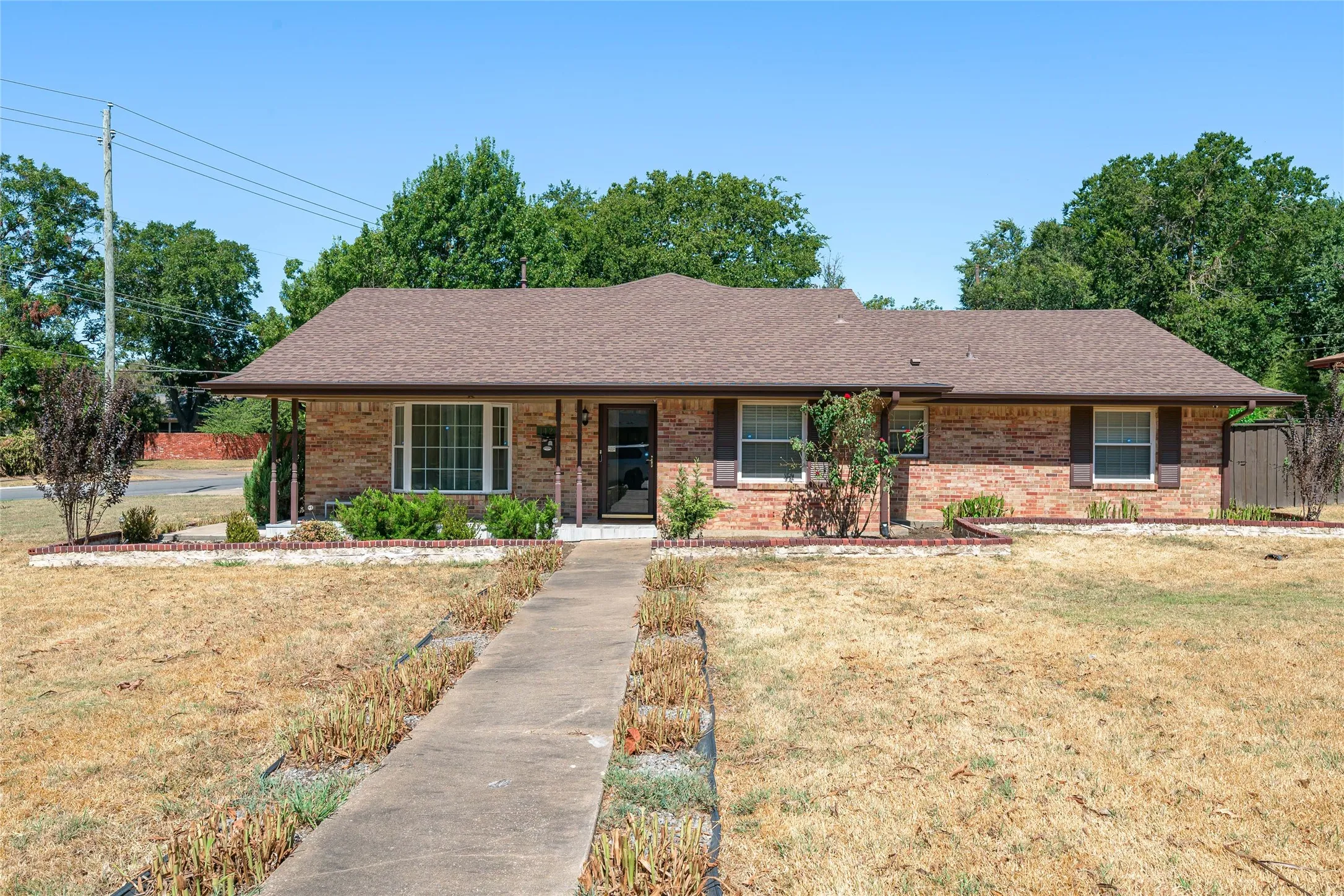 Single Family Residence For Sale in Grayson County , 1423 W Shields Drive, Sherman, Texas 75092, 5 Bedroom, 3 Bathroom, 2 Garage spaces, 2,185 Sqft, built in 1962, mls#21377015, Real Estate Agent in Sherman, Homes For Sale in Grayson county, Homes For Sale in Sherman, Realtor in Sherman Texas, Real Estate Brokerage Independent Realty Texas, Luminita Cordes Realtor