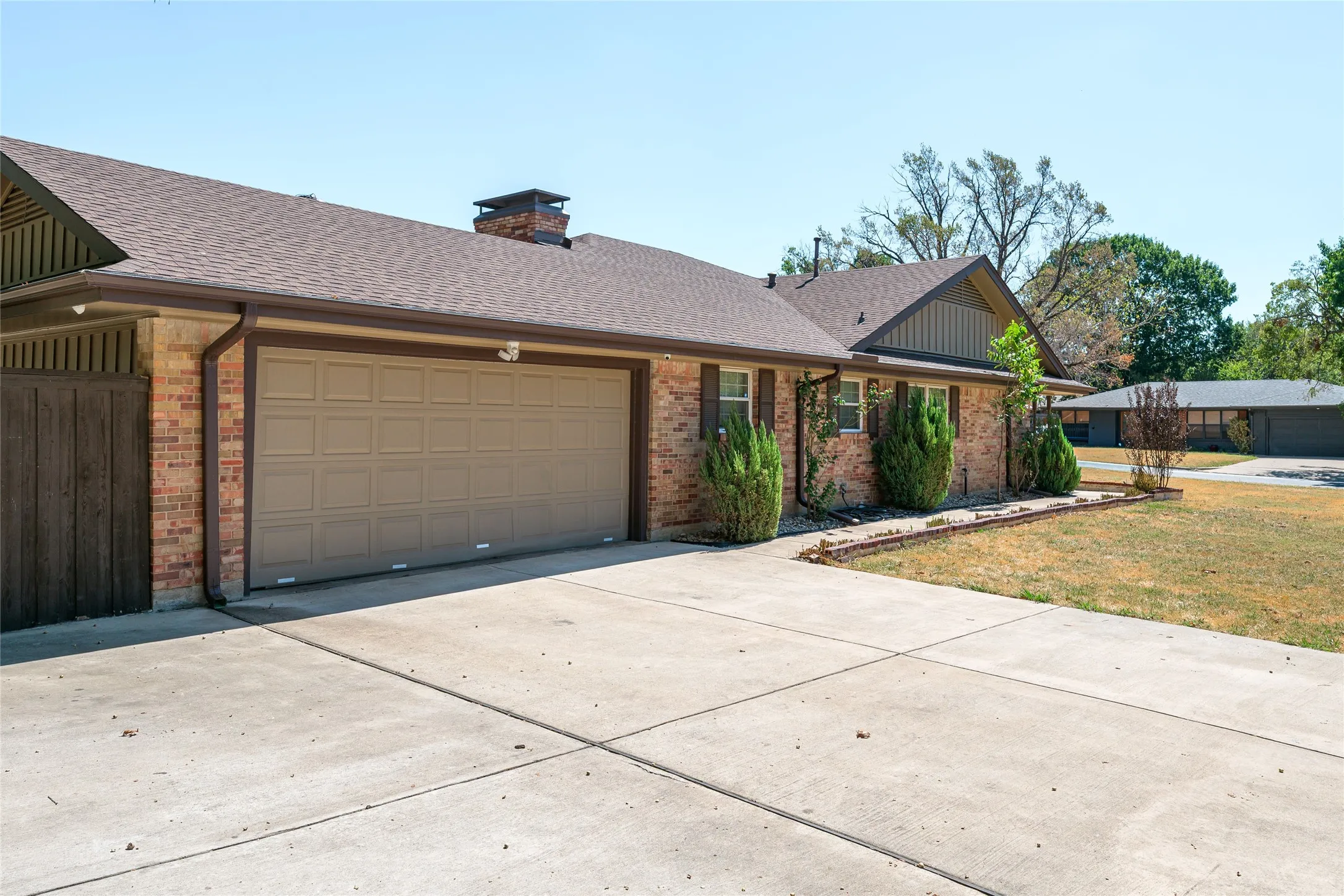 Single Family Residence For Sale in Grayson County , 1423 W Shields Drive, Sherman, Texas 75092, 5 Bedroom, 3 Bathroom, 2 Garage spaces, 2,185 Sqft, built in 1962, mls#21377015, Real Estate Agent in Sherman, Homes For Sale in Grayson county, Homes For Sale in Sherman, Realtor in Sherman Texas, Real Estate Brokerage Independent Realty Texas, Luminita Cordes Realtor