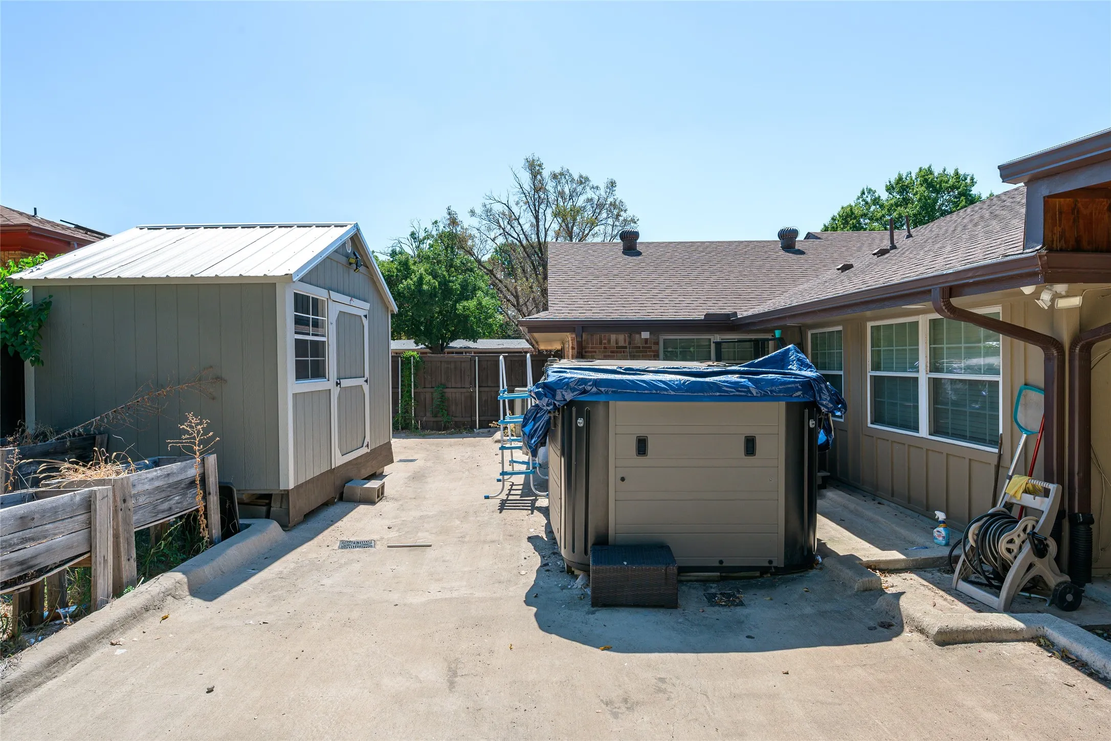 Single Family Residence For Sale in Grayson County , 1423 W Shields Drive, Sherman, Texas 75092, 5 Bedroom, 3 Bathroom, 2 Garage spaces, 2,185 Sqft, built in 1962, mls#21377015, Real Estate Agent in Sherman, Homes For Sale in Grayson county, Homes For Sale in Sherman, Realtor in Sherman Texas, Real Estate Brokerage Independent Realty Texas, Luminita Cordes Realtor