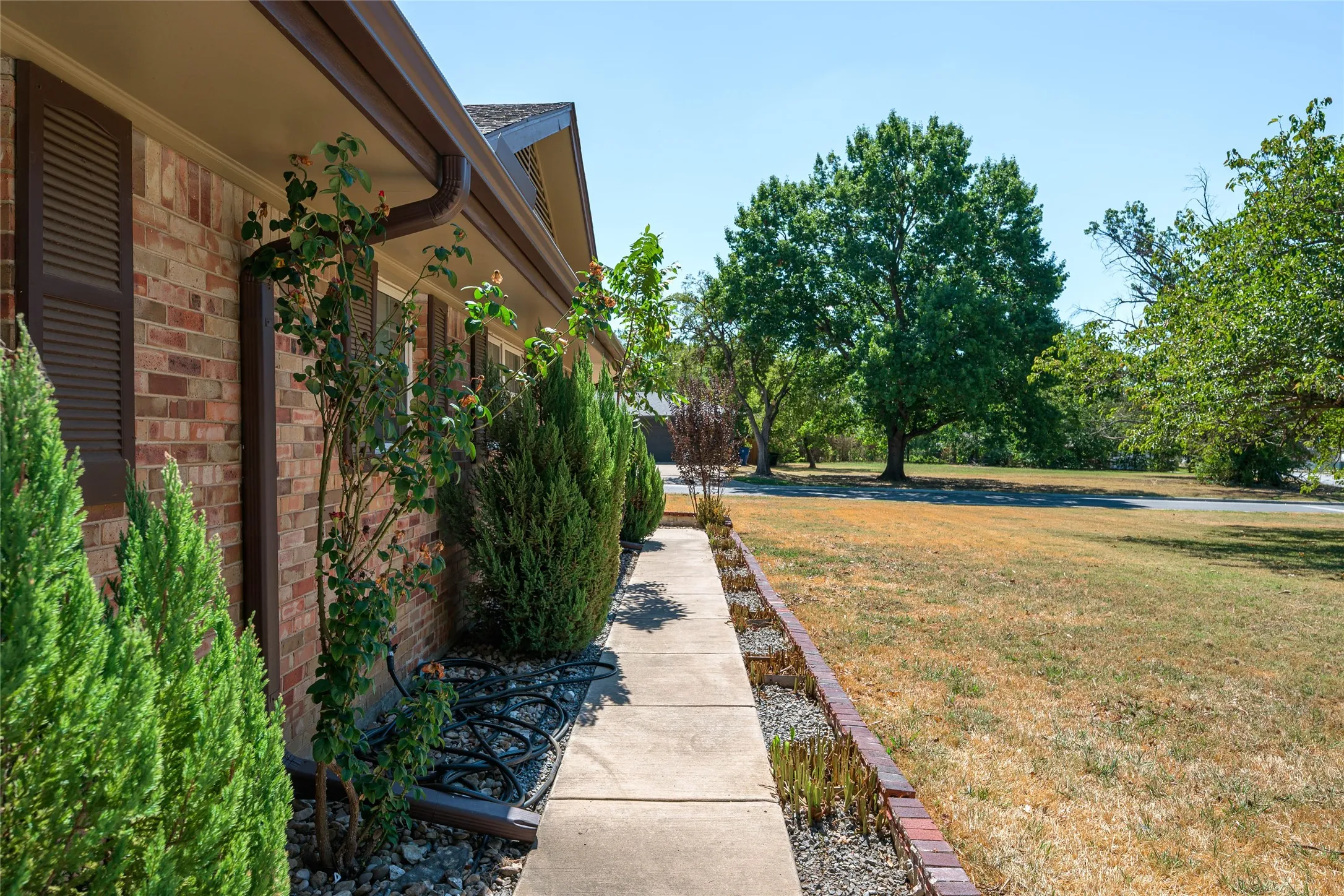 Single Family Residence For Sale in Grayson County , 1423 W Shields Drive, Sherman, Texas 75092, 5 Bedroom, 3 Bathroom, 2 Garage spaces, 2,185 Sqft, built in 1962, mls#21377015, Real Estate Agent in Sherman, Homes For Sale in Grayson county, Homes For Sale in Sherman, Realtor in Sherman Texas, Real Estate Brokerage Independent Realty Texas, Luminita Cordes Realtor