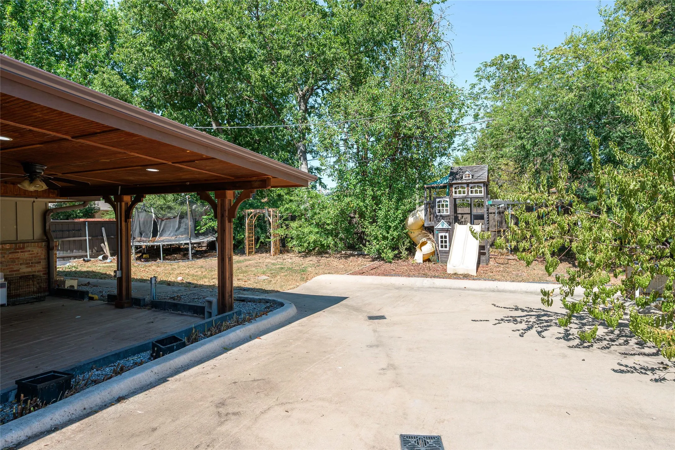 Single Family Residence For Sale in Grayson County , 1423 W Shields Drive, Sherman, Texas 75092, 5 Bedroom, 3 Bathroom, 2 Garage spaces, 2,185 Sqft, built in 1962, mls#21377015, Real Estate Agent in Sherman, Homes For Sale in Grayson county, Homes For Sale in Sherman, Realtor in Sherman Texas, Real Estate Brokerage Independent Realty Texas, Luminita Cordes Realtor