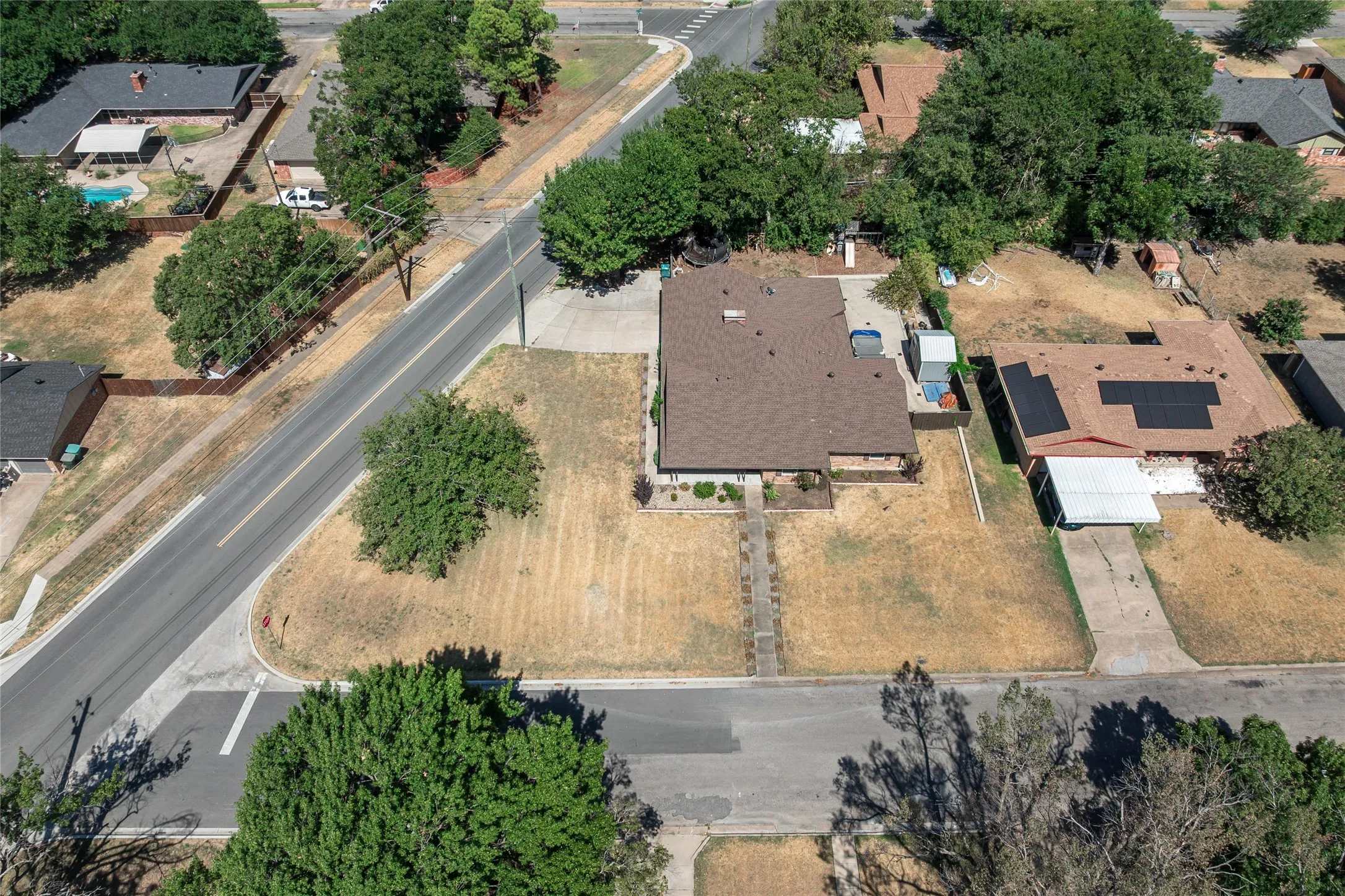 Single Family Residence For Sale in Grayson County , 1423 W Shields Drive, Sherman, Texas 75092, 5 Bedroom, 3 Bathroom, 2 Garage spaces, 2,185 Sqft, built in 1962, mls#21377015, Real Estate Agent in Sherman, Homes For Sale in Grayson county, Homes For Sale in Sherman, Realtor in Sherman Texas, Real Estate Brokerage Independent Realty Texas, Luminita Cordes Realtor