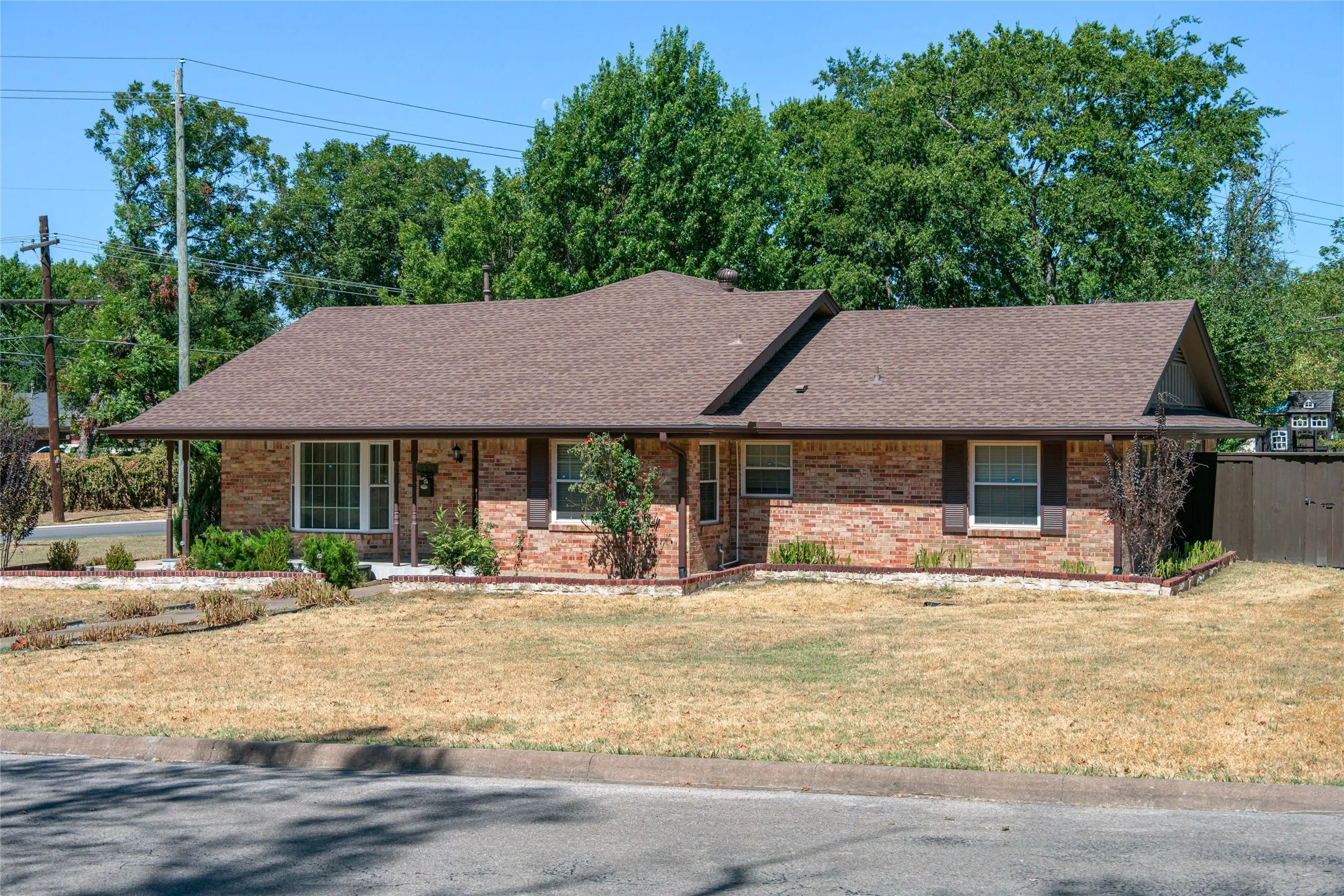 Single Family Residence For Sale in Grayson County , 1423 W Shields Drive, Sherman, Texas 75092, 5 Bedroom, 3 Bathroom, 2 Garage spaces, 2,185 Sqft, built in 1962, mls#21377015, Real Estate Agent in Sherman, Homes For Sale in Grayson county, Homes For Sale in Sherman, Realtor in Sherman Texas, Real Estate Brokerage Independent Realty Texas, Luminita Cordes Realtor