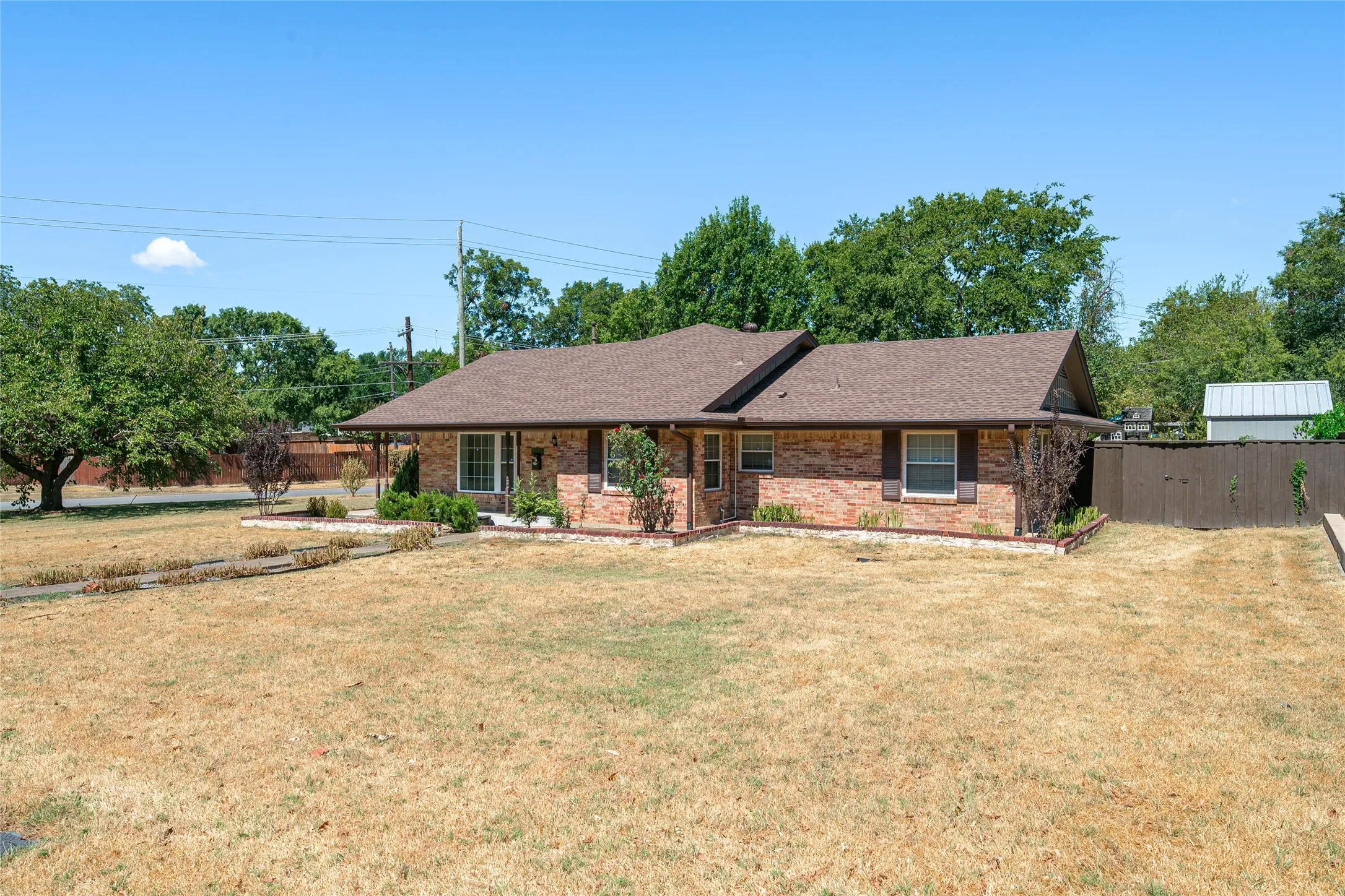 Single Family Residence For Sale in Grayson County , 1423 W Shields Drive, Sherman, Texas 75092, 5 Bedroom, 3 Bathroom, 2 Garage spaces, 2,185 Sqft, built in 1962, mls#21377015, Real Estate Agent in Sherman, Homes For Sale in Grayson county, Homes For Sale in Sherman, Realtor in Sherman Texas, Real Estate Brokerage Independent Realty Texas, Luminita Cordes Realtor