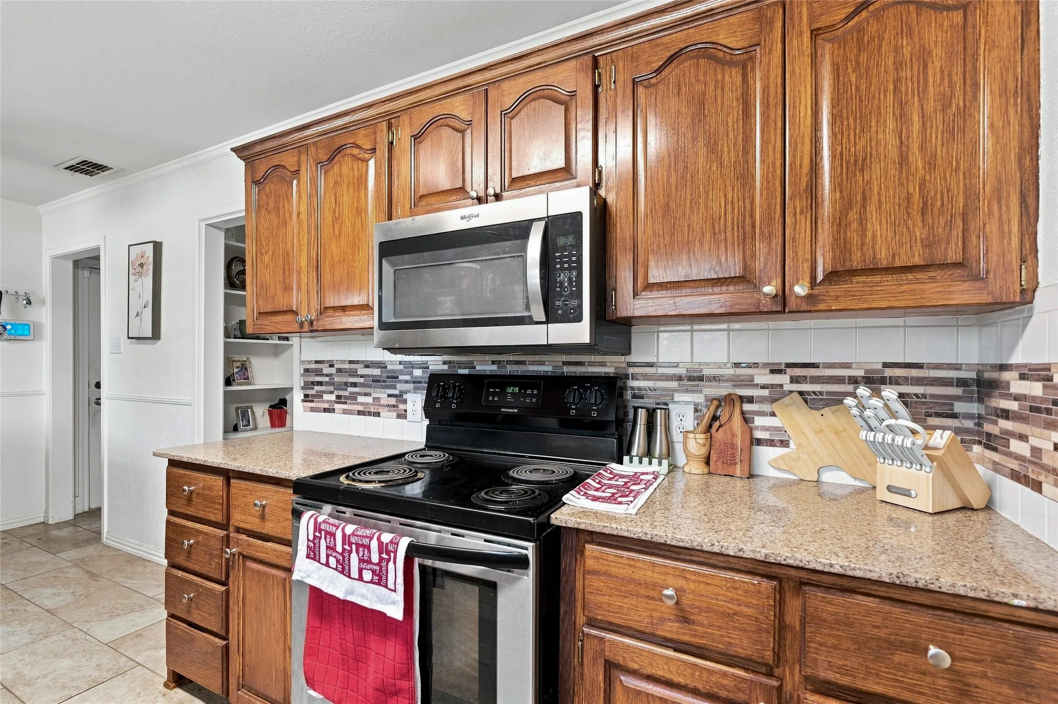 Single Family Residence For Sale in Grayson County , 1423 W Shields Drive, Sherman, Texas 75092, 5 Bedroom, 3 Bathroom, 2 Garage spaces, 2,185 Sqft, built in 1962, mls#21377015, Real Estate Agent in Sherman, Homes For Sale in Grayson county, Homes For Sale in Sherman, Realtor in Sherman Texas, Real Estate Brokerage Independent Realty Texas, Luminita Cordes Realtor